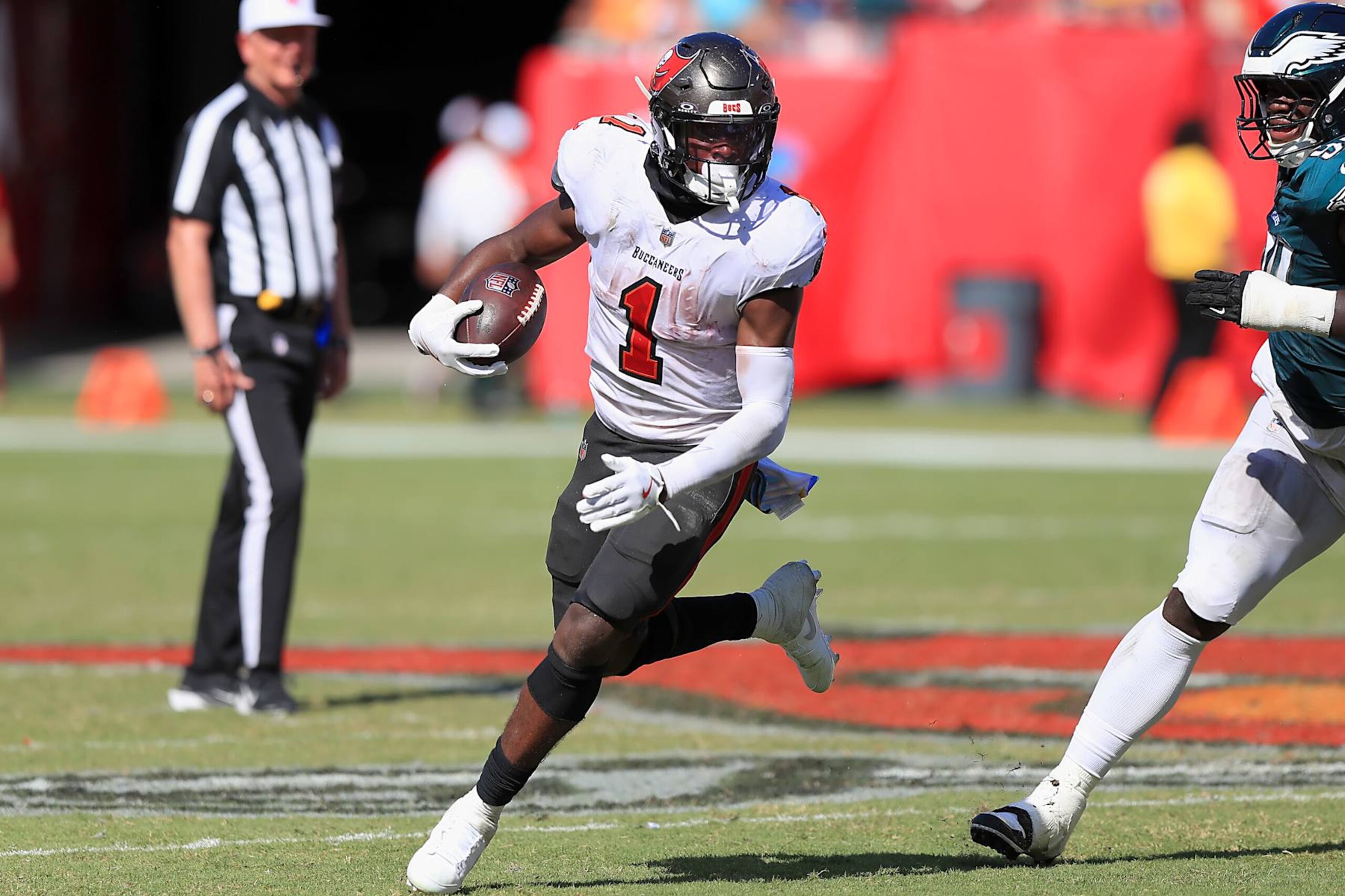 TAMPA, FL - SEPTEMBER 29: Tampa Bay Buccaneers Running Back Rachaad White (1) carries the ball during the game between the Philadelphia Eagles and the Tampa Bay Buccaneers on September 29, 2024 at Raymond James Stadium in Tampa, Florida. (Photo by Cliff Welch/Icon Sportswire via Getty Images)