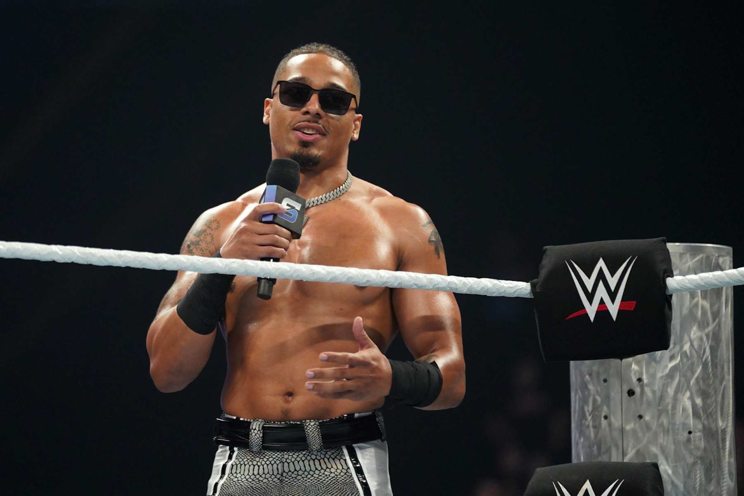 NASHVILLE, TENNESSEE - OCTOBER 4: Carmelo Hayes on the microphone during WWE SmackDown at Bridgestone Arena on October 4, 2024 in Nashville, Tennessee.  (Photo by WWE/Getty Images)