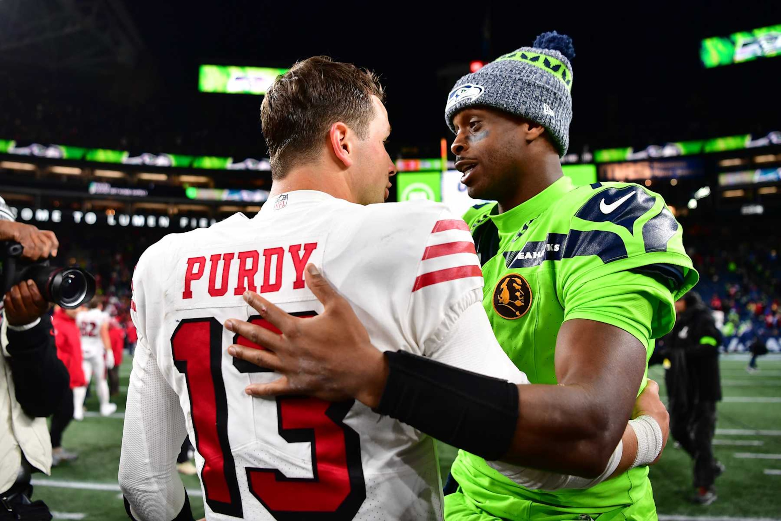 49ers QB Brock Purdy (left) and Seahawks QB Geno Smith (right) 