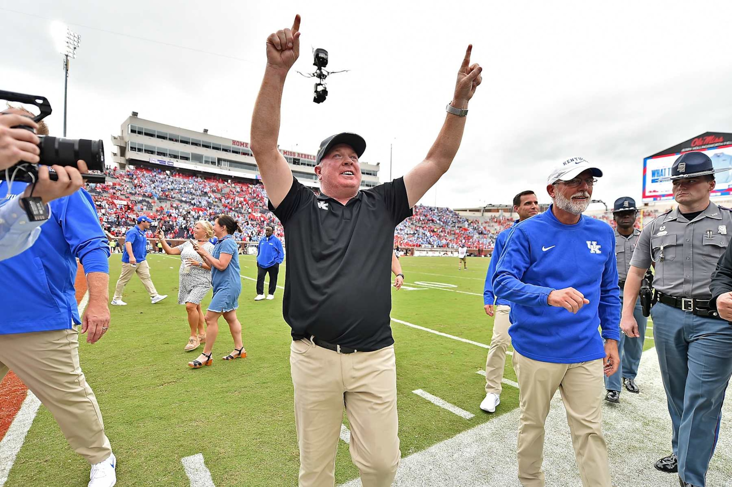 OXFORD, MISSISSIPPI - SEPTEMBER 28: head coach Mark Stoops of the Kentucky Wildcats  celebrates after the game against the Mississippi Rebels at Vaught-Hemingway Stadium on September 28, 2024 in Oxford, Mississippi. (Photo by Justin Ford/Getty Images)