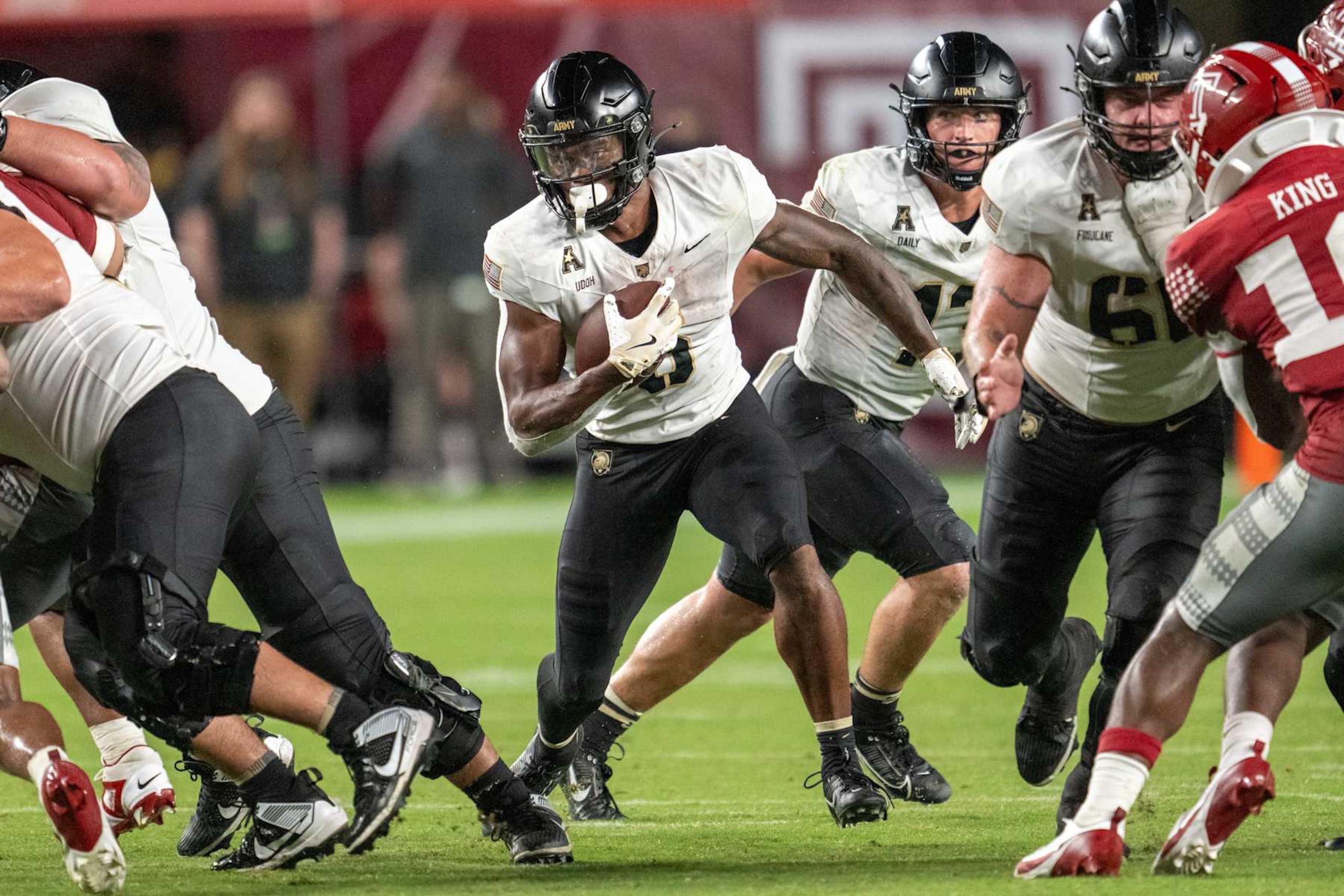 PHILADELPHIA, PA - SEPTEMBER 26: Army Black Knights running back Kanye Udoh (6) runs the ball during the game between the Army Black Knights and the Temple Owls on September 26th, 2024 at Lincoln Financial Field in Philadelphia, PA. (Photo by Terence Lewis/Icon Sportswire via Getty Images)