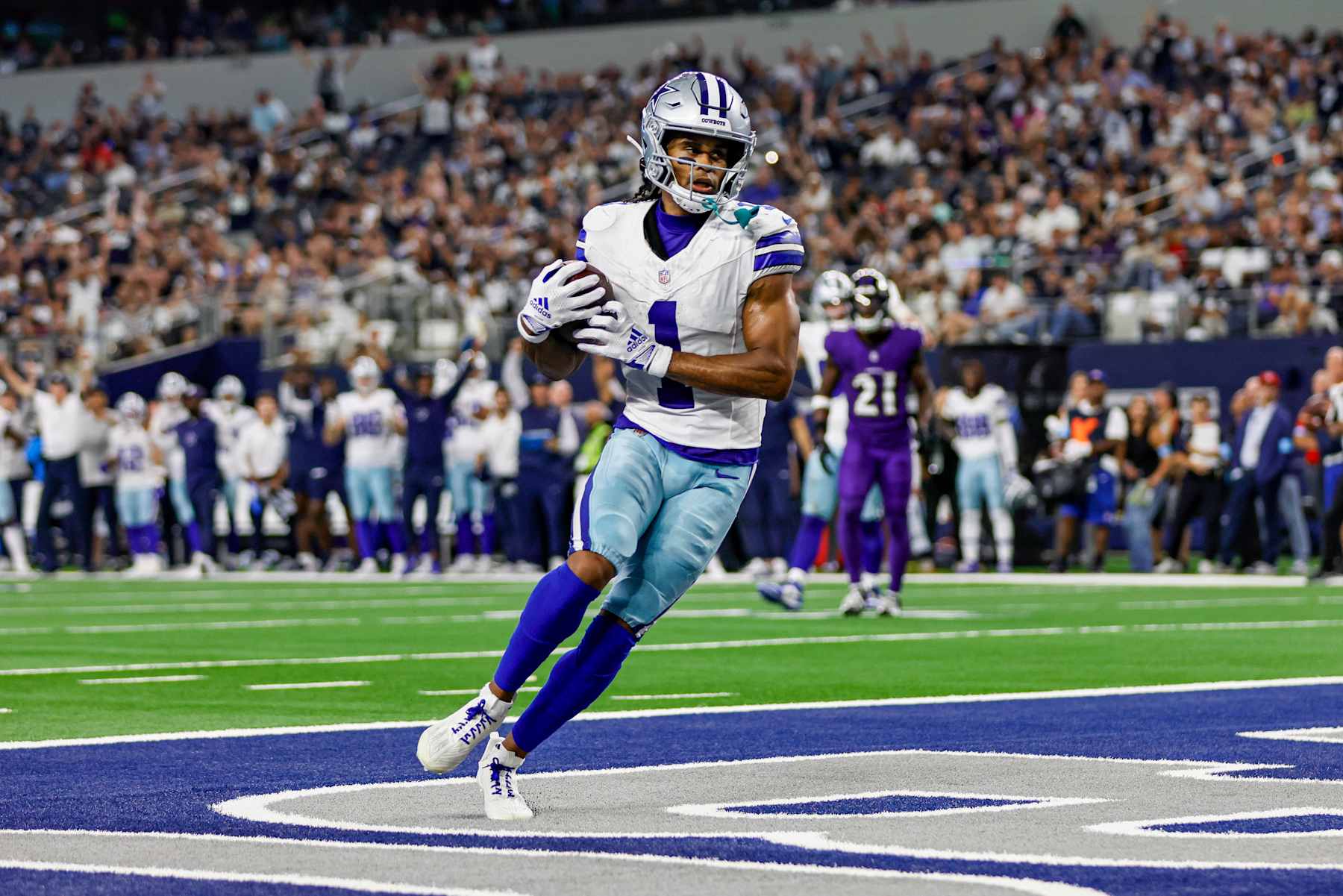 ARLINGTON, TX - SEPTEMBER 22: Dallas Cowboys wide receiver Jalen Tolbert (1) scores a touchdown during the game between the Dallas Cowboys and the Baltimore Ravens on September 22, 2024 at AT&T Stadium in Arlington, Texas. (Photo by Matthew Pearce/Icon Sportswire via Getty Images)