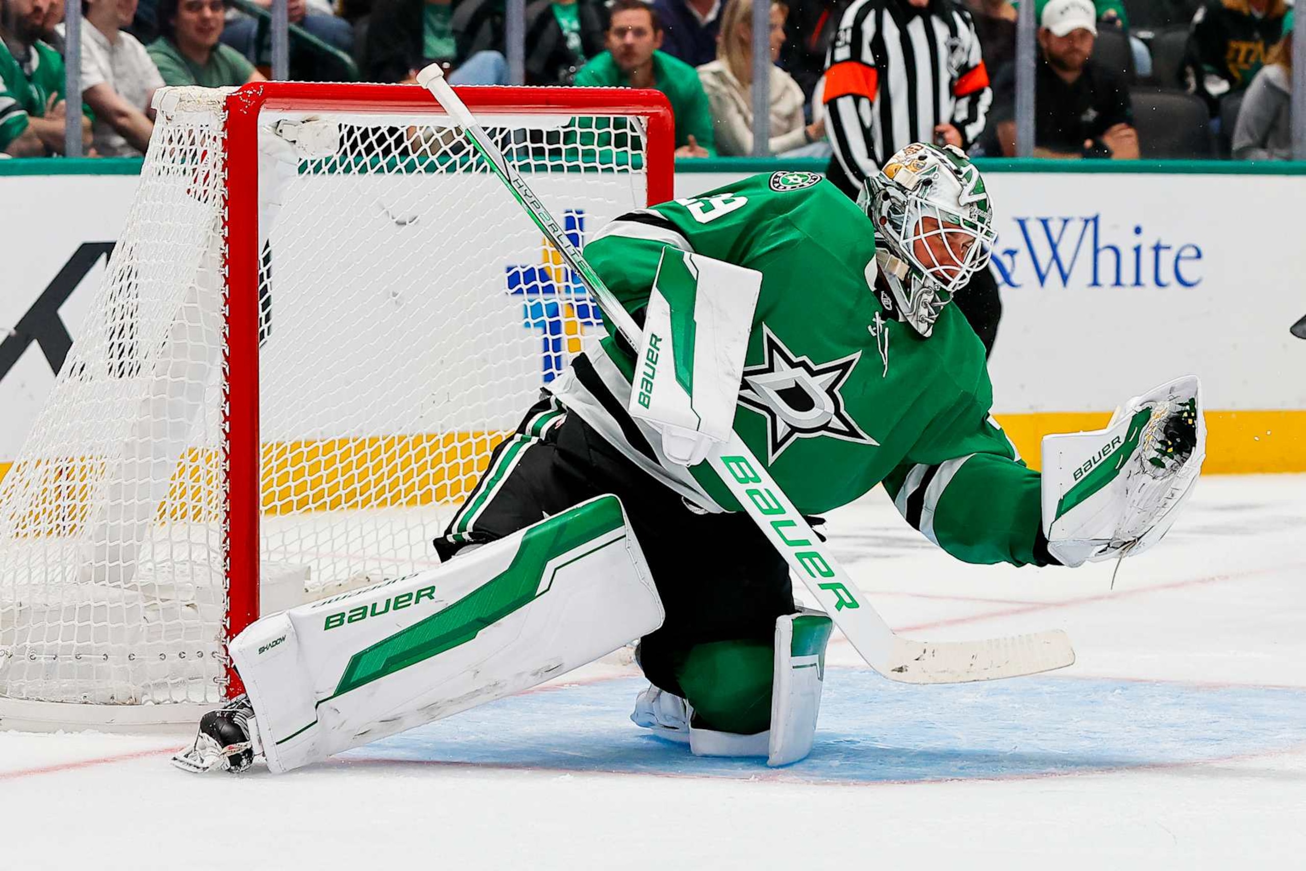 DALLAS, TX - SEPTEMBER 27: Dallas Stars goaltender Jake Oettinger (29) makes a glove save during the game between the Dallas Stars and the Colorado Avalanche on September 27, 2024 at American Airlines Center in Dallas, Texas. (Photo by Matthew Pearce/Icon Sportswire via Getty Images)