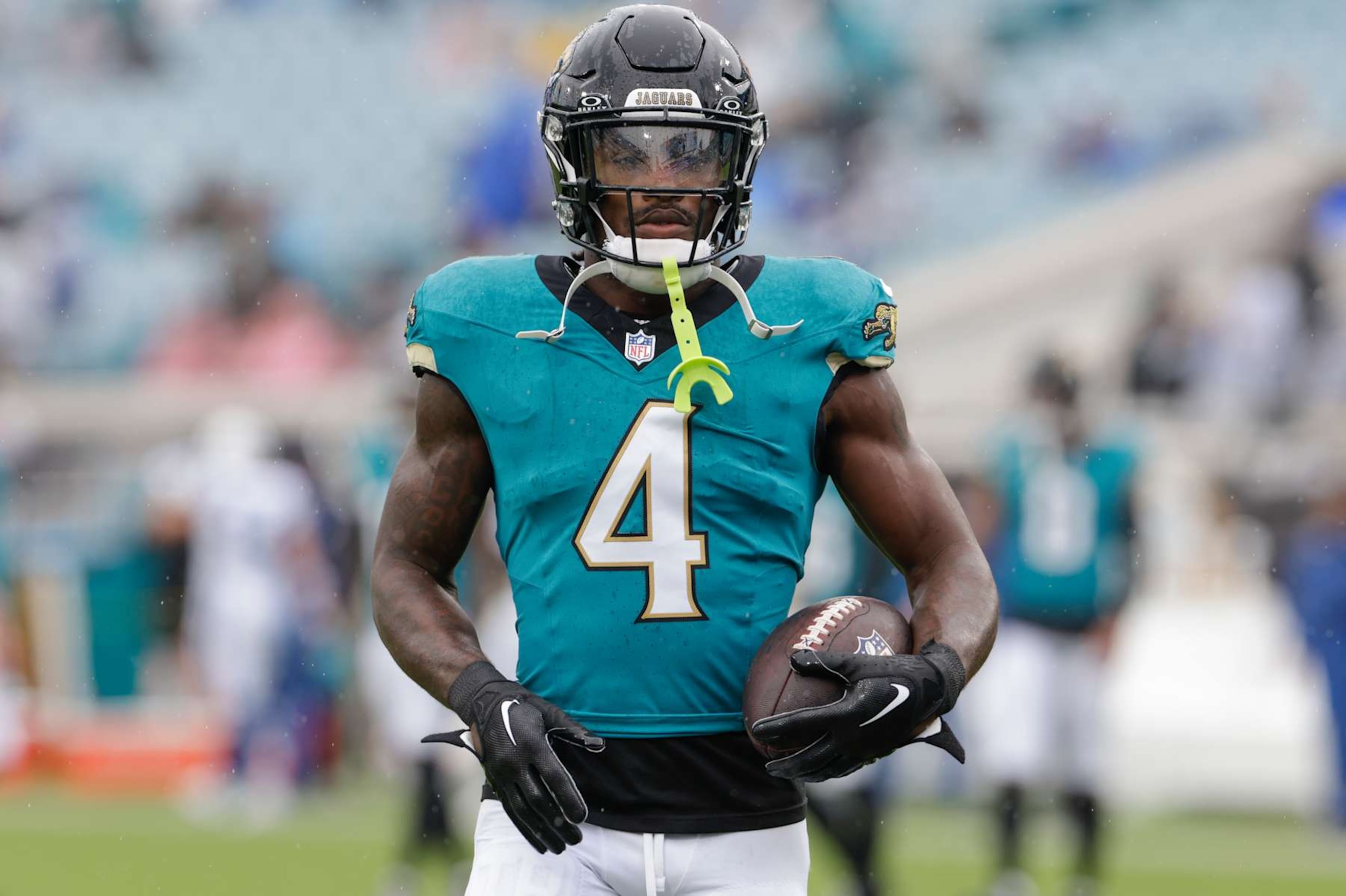 JACKSONVILLE, FL - OCTOBER 06: Jacksonville Jaguars running back Tank Bigsby (4) before the game between the Indianapolis Colts and the Jacksonville Jaguars on October 6, 2024 at EverBank Stadium in Jacksonville, Florida. (Photo by David Rosenblum/Icon Sportswire via Getty Images)