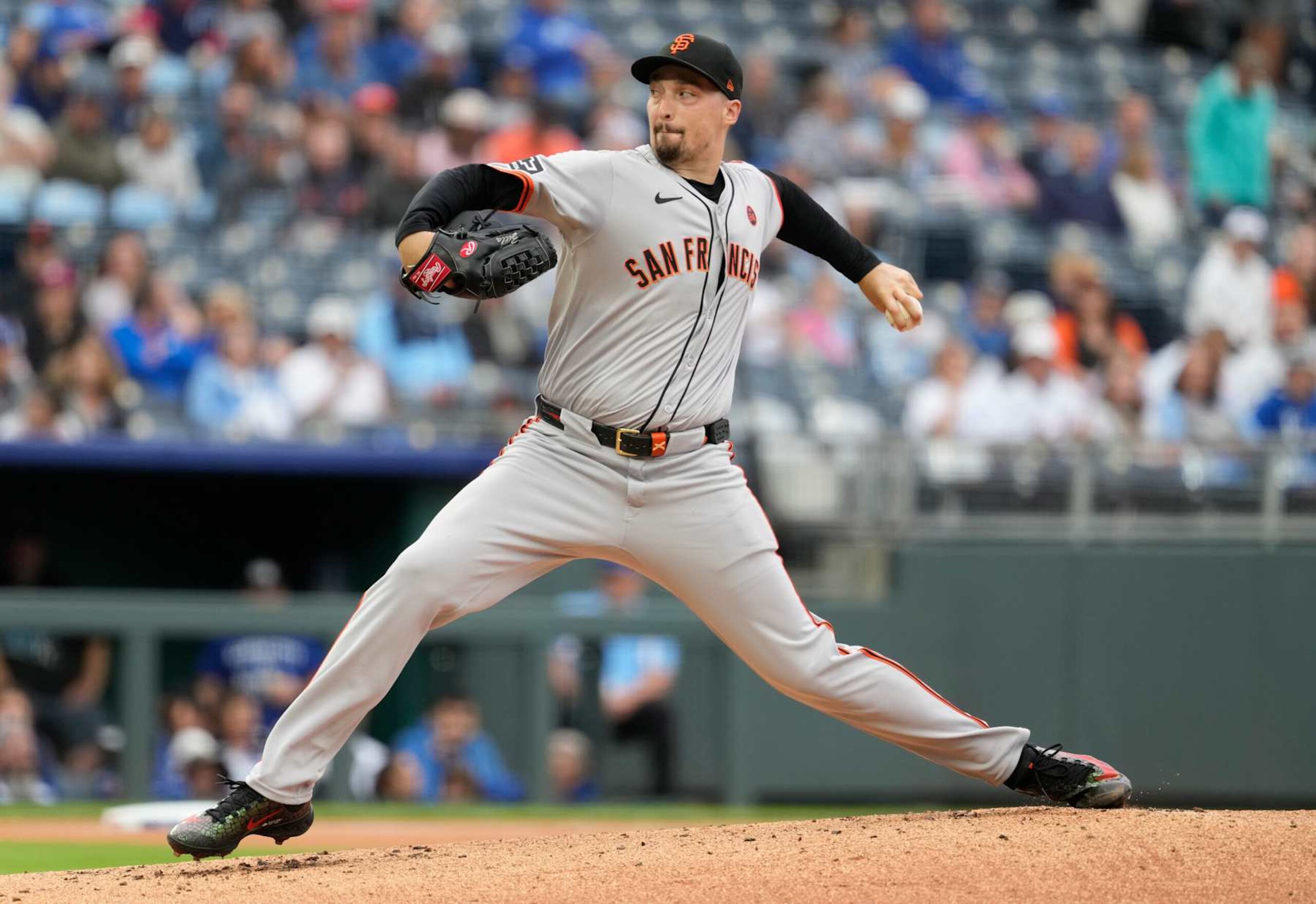 KANSAS CITY, MISSOURI - SEPTEMBER 22:  Blake Snell #7 of the San Francisco Giants throws in the first inning against the Kansas City Royals at Kauffman Stadium on September 22, 2024 in Kansas City, Missouri. (Photo by Ed Zurga/Getty Images)