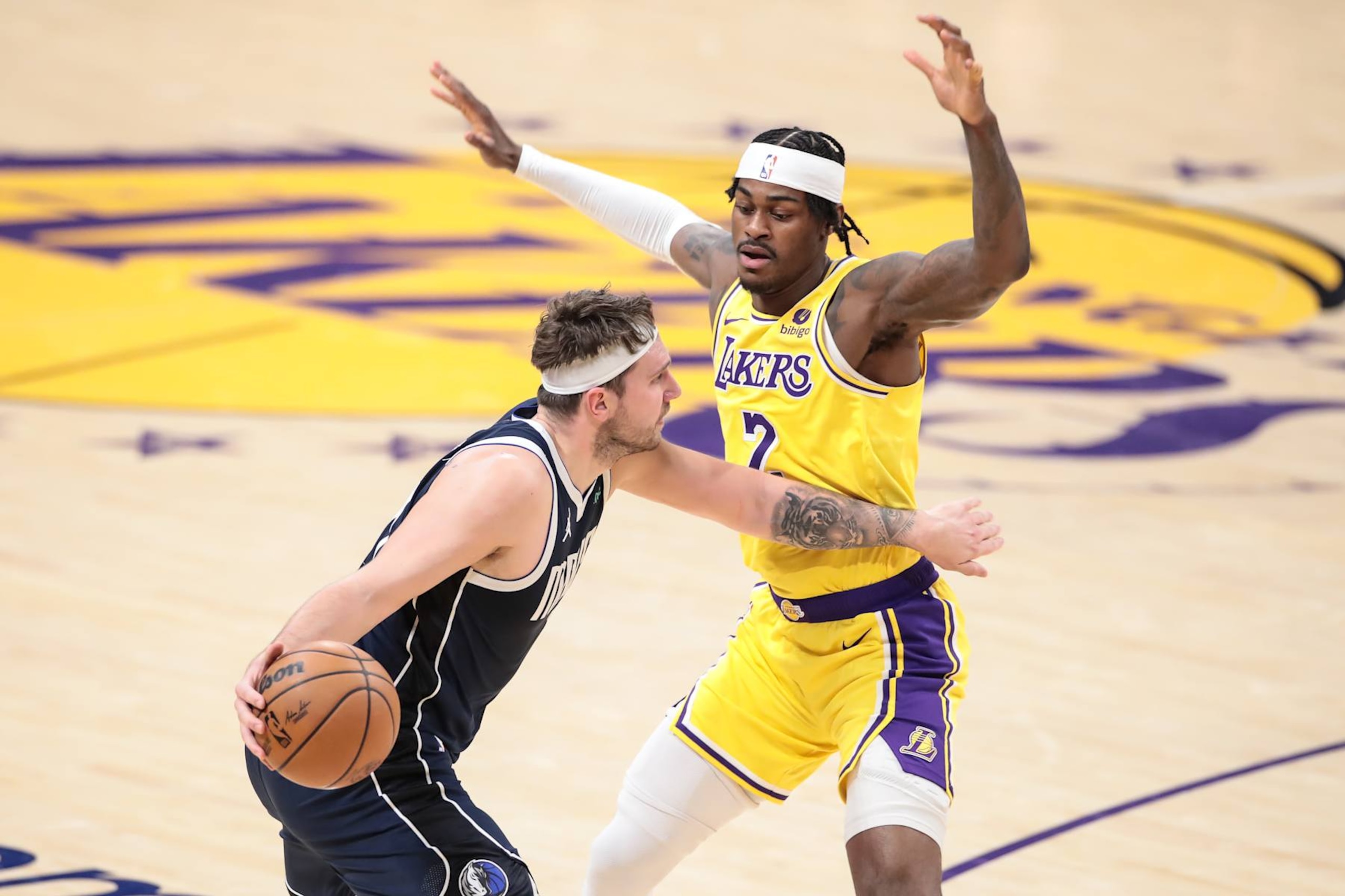 LOS ANGELES, CA - JANUARY 17: Dallas Mavericks guard Luka Doncic (77) looks to pass Los Angeles Lakers forward Jarred Vanderbilt (2) during the NBA game between the Dallas Mavericks and Los Angeles Lakers on January 17. 2024, at Crypto.com Arena in Los Angeles, CA.  (Photo by Jevone Moore/Icon Sportswire via Getty Images)