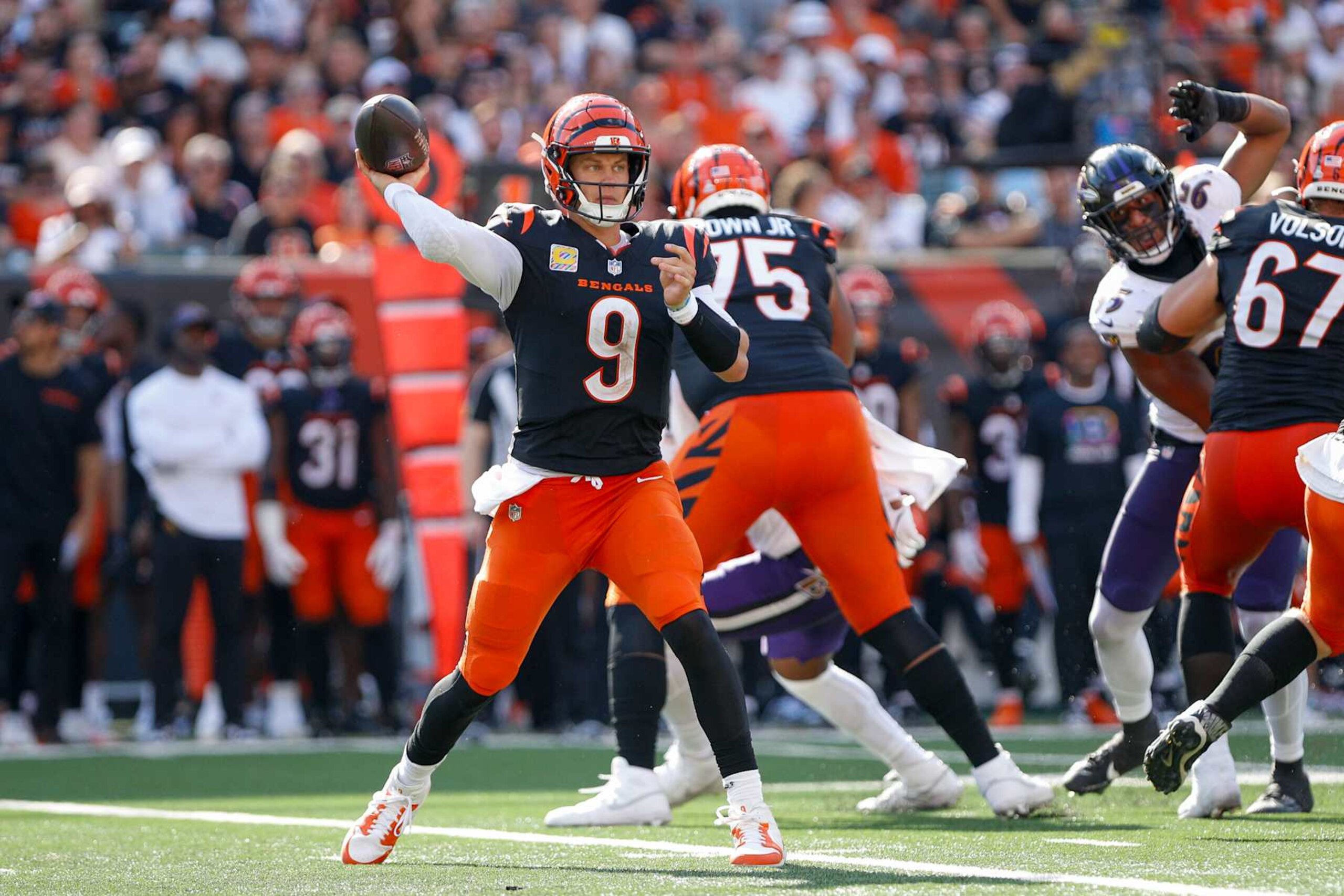 CINCINNATI, OH - OCTOBER 06: Cincinnati Bengals quarterback Joe Burrow (9) passes the ball during the game against the Baltimore Ravens and the Cincinnati Bengals on October 6, 2024, at Paycor Stadium in Cincinnati, OH. (Photo by Ian Johnson/Icon Sportswire via Getty Images) CINCINNATI, OH - OCTOBER 06: Cincinnati Bengals quarterback Joe Burrow (9) passes the ball during the game against the Baltimore Ravens and the Cincinnati Bengals on October 6, 2024, at Paycor Stadium in Cincinnati, OH. (Photo by Ian Johnson/Icon Sportswire via Getty Images)