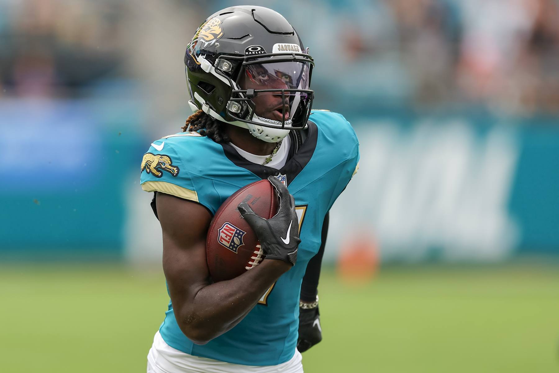 JACKSONVILLE, FLORIDA - OCTOBER 6: Brian Thomas Jr. #7 of the Jacksonville Jaguars runs to score against the Indianapolis Colts at EverBank Field on October 6, 2024 in Jacksonville, Florida. (Photo by Mike Carlson/Getty Images)