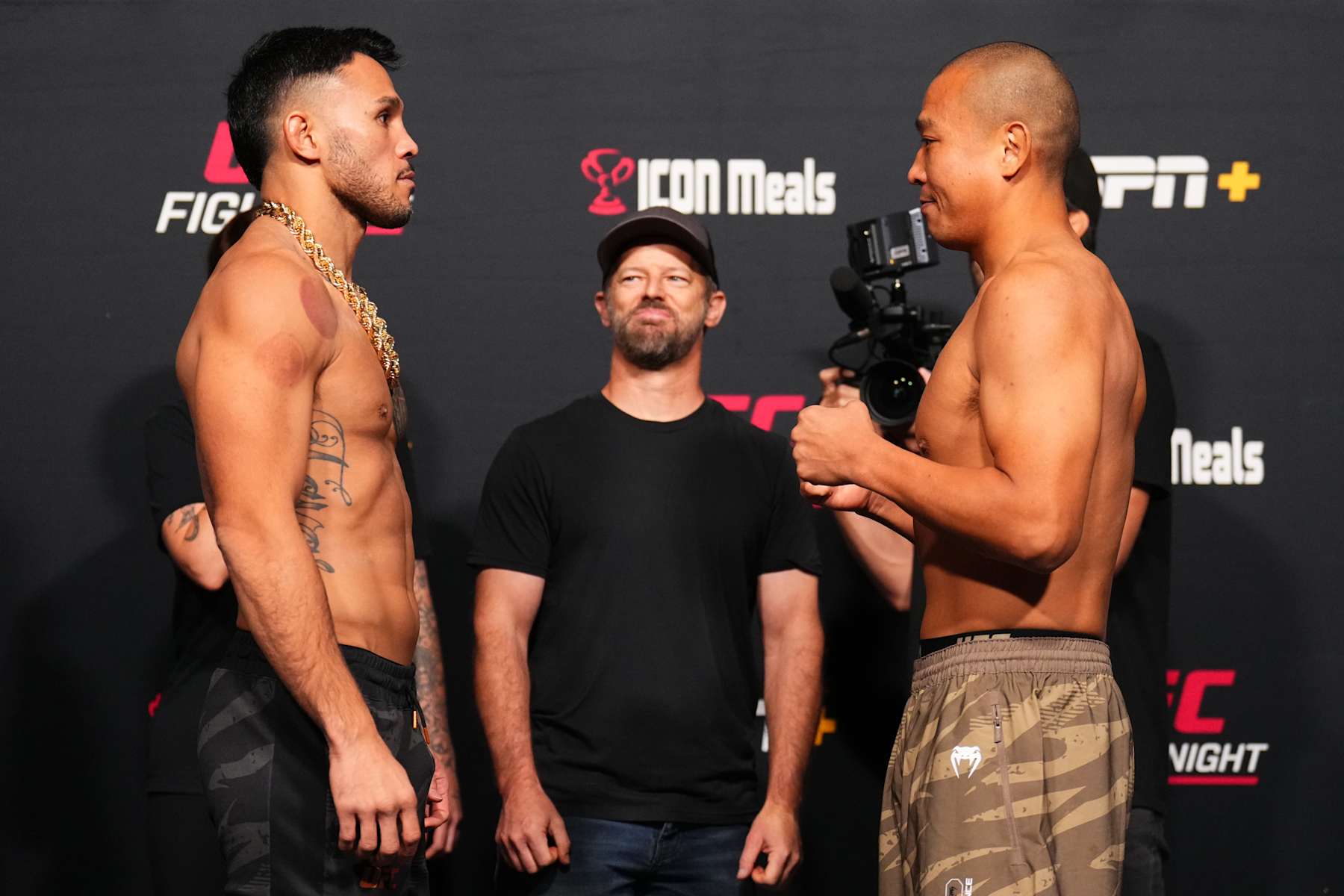 Opponents Brad Tavares and Park Jun-yong square off.
