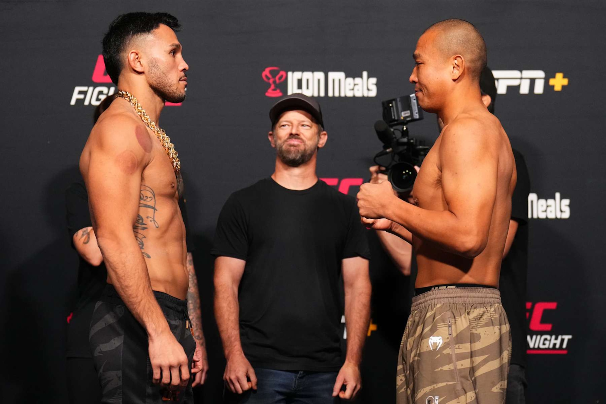 Opponents Brad Tavares and Park Jun-yong square off.