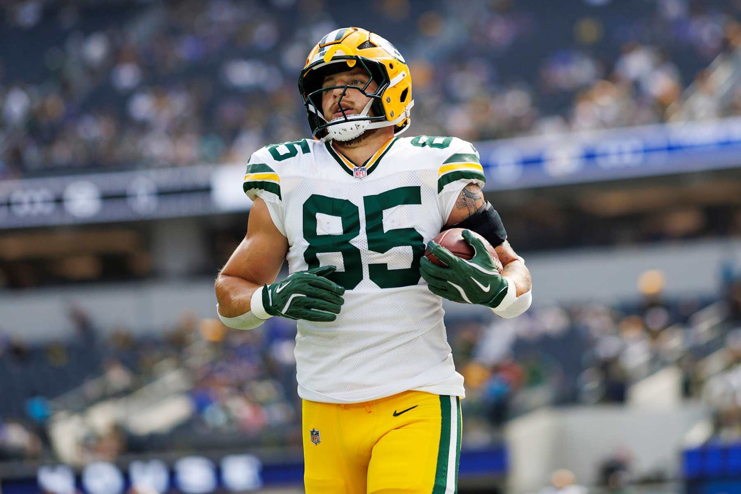 INGLEWOOD, CA - OCTOBER 6: Tight end Tucker Kraft #85 of the Green Bay Packers warms up prior to an NFL football game against the Los Angeles Rams, at SoFi Stadium on October 6, 2024 in Inglewood, California. (Photo by Brooke Sutton/Getty Images)