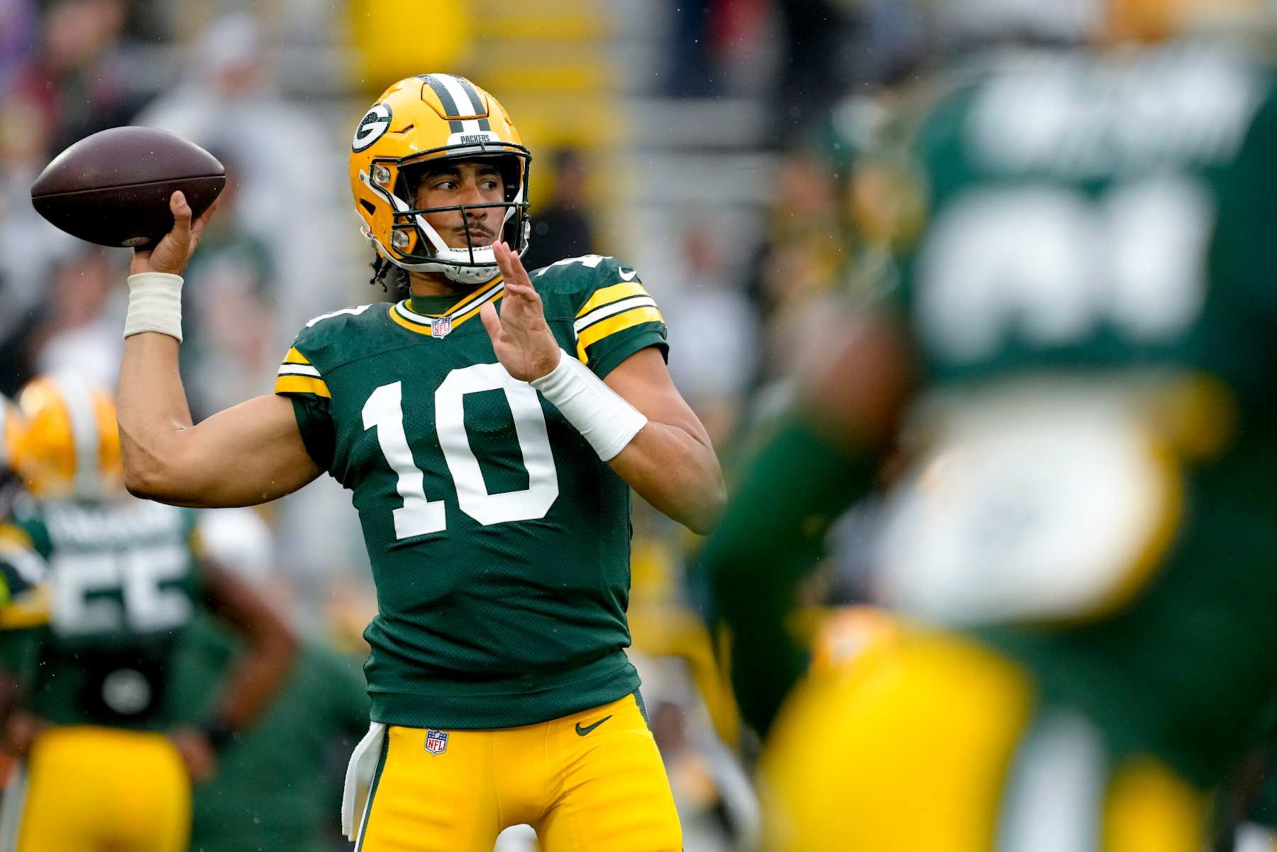 GREEN BAY, WISCONSIN - OCTOBER 13: Jordan Love #10 of the Green Bay Packers warms up prior to a game against the Arizona Cardinals at Lambeau Field on October 13, 2024 in Green Bay, Wisconsin. (Photo by Patrick McDermott/Getty Images) GREEN BAY, WISCONSIN - OCTOBER 13: Jordan Love #10 of the Green Bay Packers warms up prior to a game against the Arizona Cardinals at Lambeau Field on October 13, 2024 in Green Bay, Wisconsin. (Photo by Patrick McDermott/Getty Images)