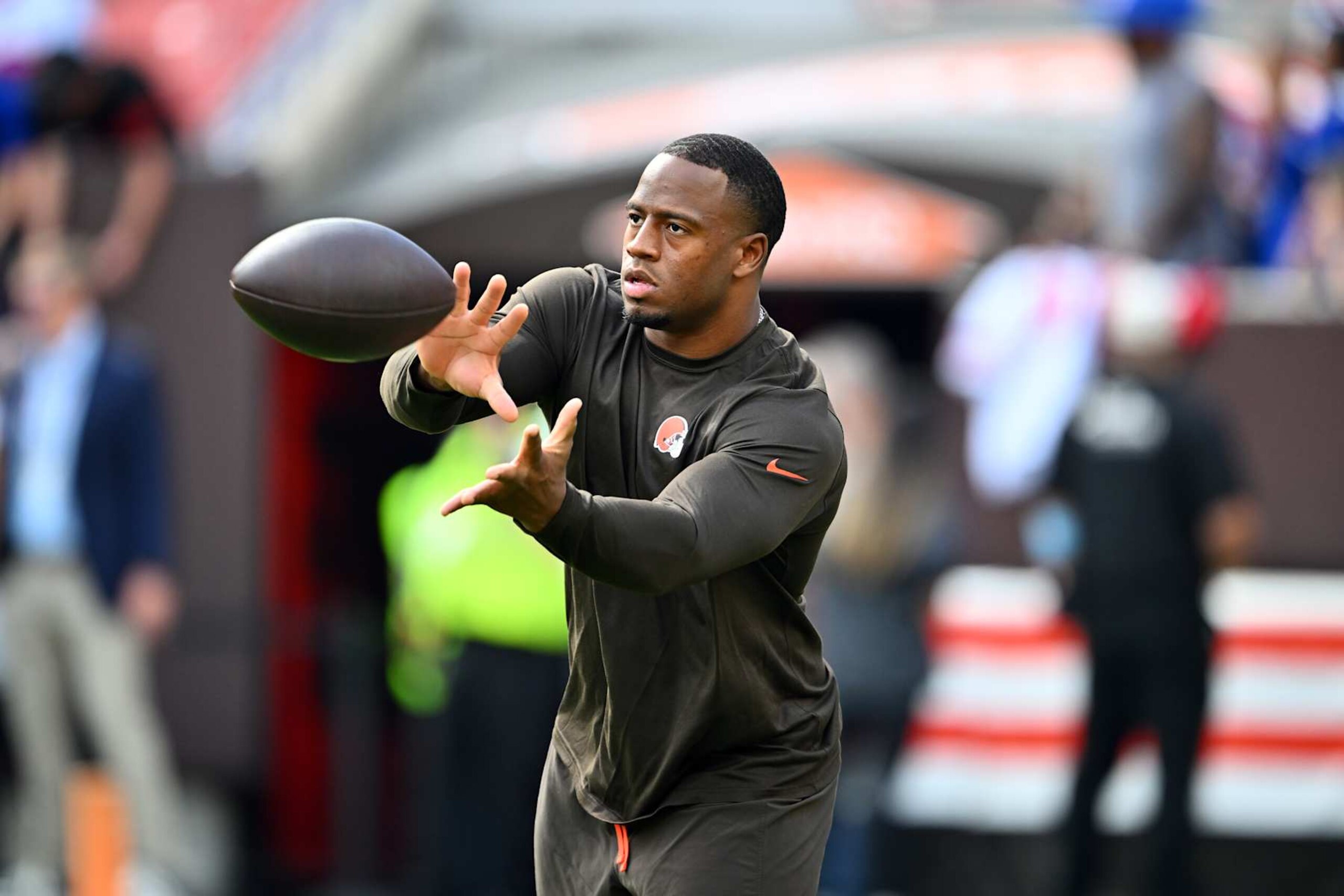CLEVELAND, OHIO - SEPTEMBER 22: Nick Chubb #24 of the Cleveland Browns warms up prior to a game against the New York Giants at Cleveland Browns Stadium on September 22, 2024 in Cleveland, Ohio. (Photo by Jason Miller/Getty Images)
