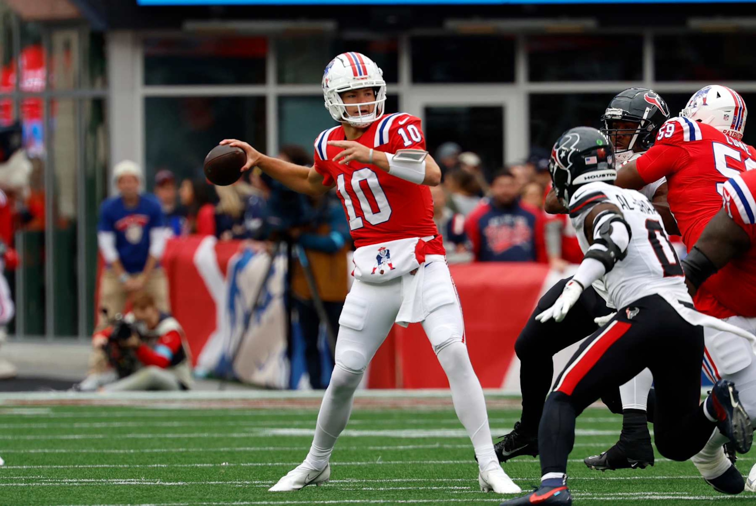 FOXBOROUGH, MA - OCTOBER 13: New England Patriots quarterback Drake Maye (10) rears back to pass during a game between the New England Patriots and the Houston Texans on October 13, 2024, at Gillette Stadium in Foxborough, Massachusetts. (Photo by Fred Kfoury III/Icon Sportswire via Getty Images)
