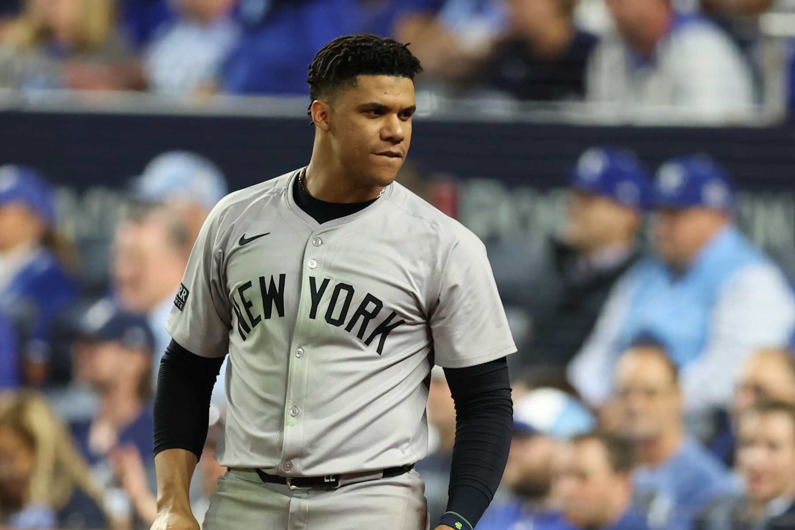 KANSAS CITY, MO - OCTOBER 09: New York Yankees outfielder Juan Soto (22) during game 3 of the ALDS between the New York Yankees and Kansas City Royals on October 9, 2024 at Kauffman Stadium in Kansas City, MO. (Photo by Scott Winters/Icon Sportswire via Getty Images) KANSAS CITY, MO - OCTOBER 09: New York Yankees outfielder Juan Soto (22) during game 3 of the ALDS between the New York Yankees and Kansas City Royals on October 9, 2024 at Kauffman Stadium in Kansas City, MO. (Photo by Scott Winters/Icon Sportswire via Getty Images)