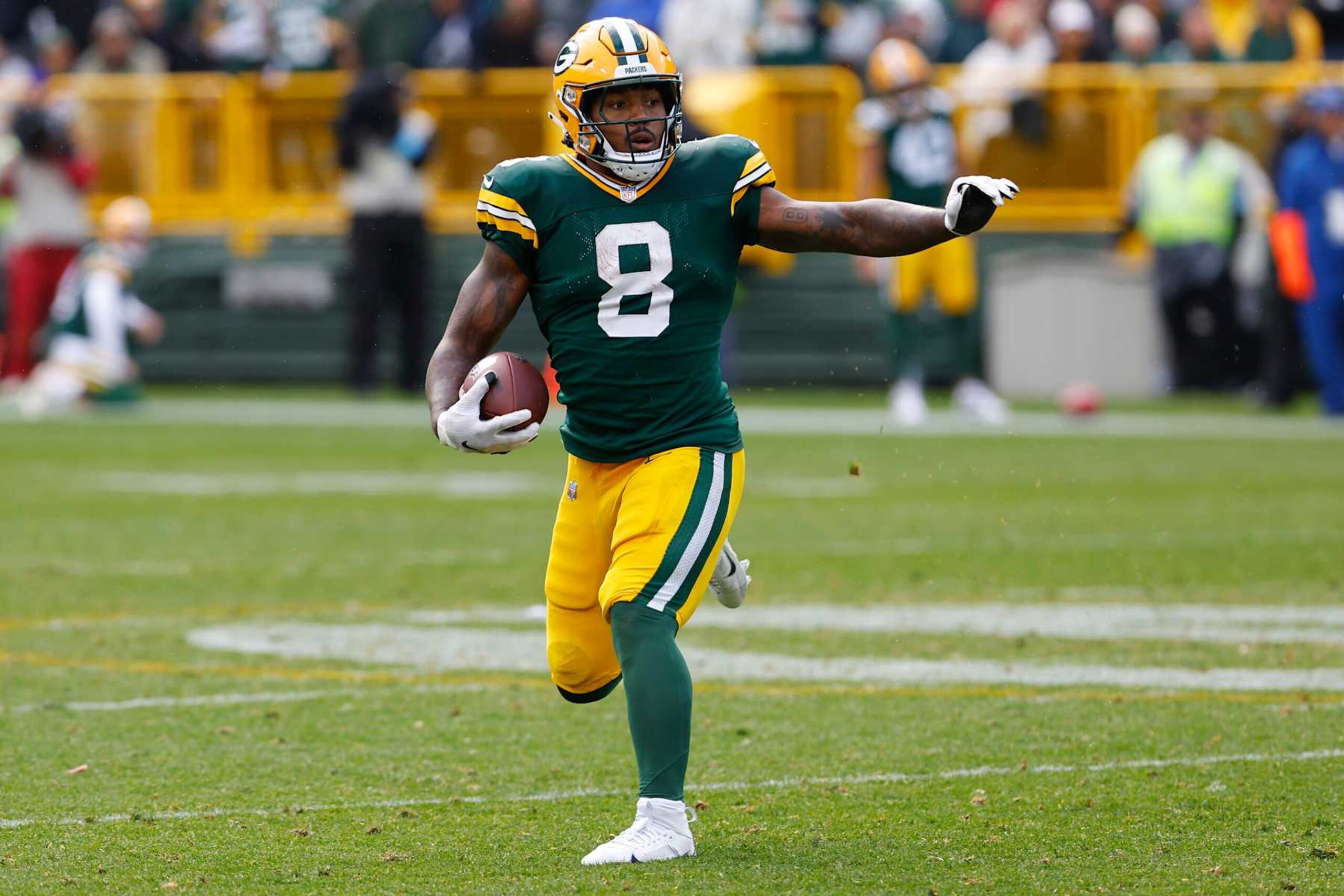 GREEN BAY, WI - OCTOBER 13: Green Bay Packers running back Josh Jacobs (8) switches directions during a game between the Green Bay Packers and the Arizona Cardinals at Lambeau Field on October 13, 2024 in Green Bay, WI. (Photo by Larry Radloff/Icon Sportswire via Getty Images)