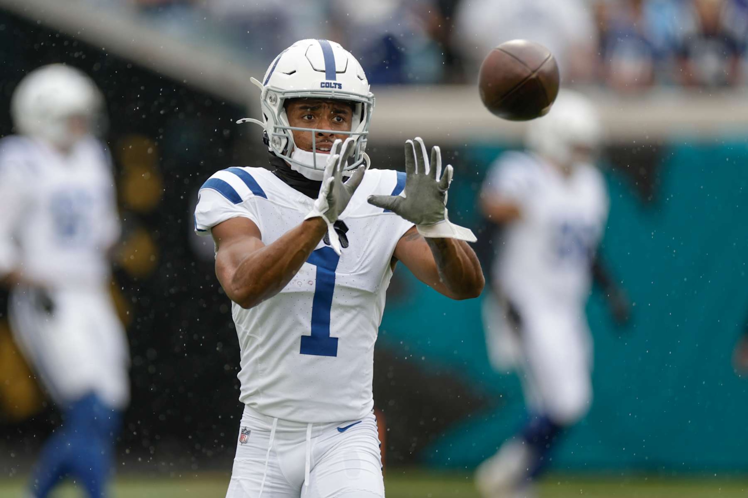 JACKSONVILLE, FL - OCTOBER 06: Indianapolis Colts wide receiver Josh Downs (1) catches a ball before the game between the Indianapolis Colts and the Jacksonville Jaguars on October 6, 2024 at EverBank Stadium in Jacksonville, Florida. (Photo by David Rosenblum/Icon Sportswire via Getty Images)