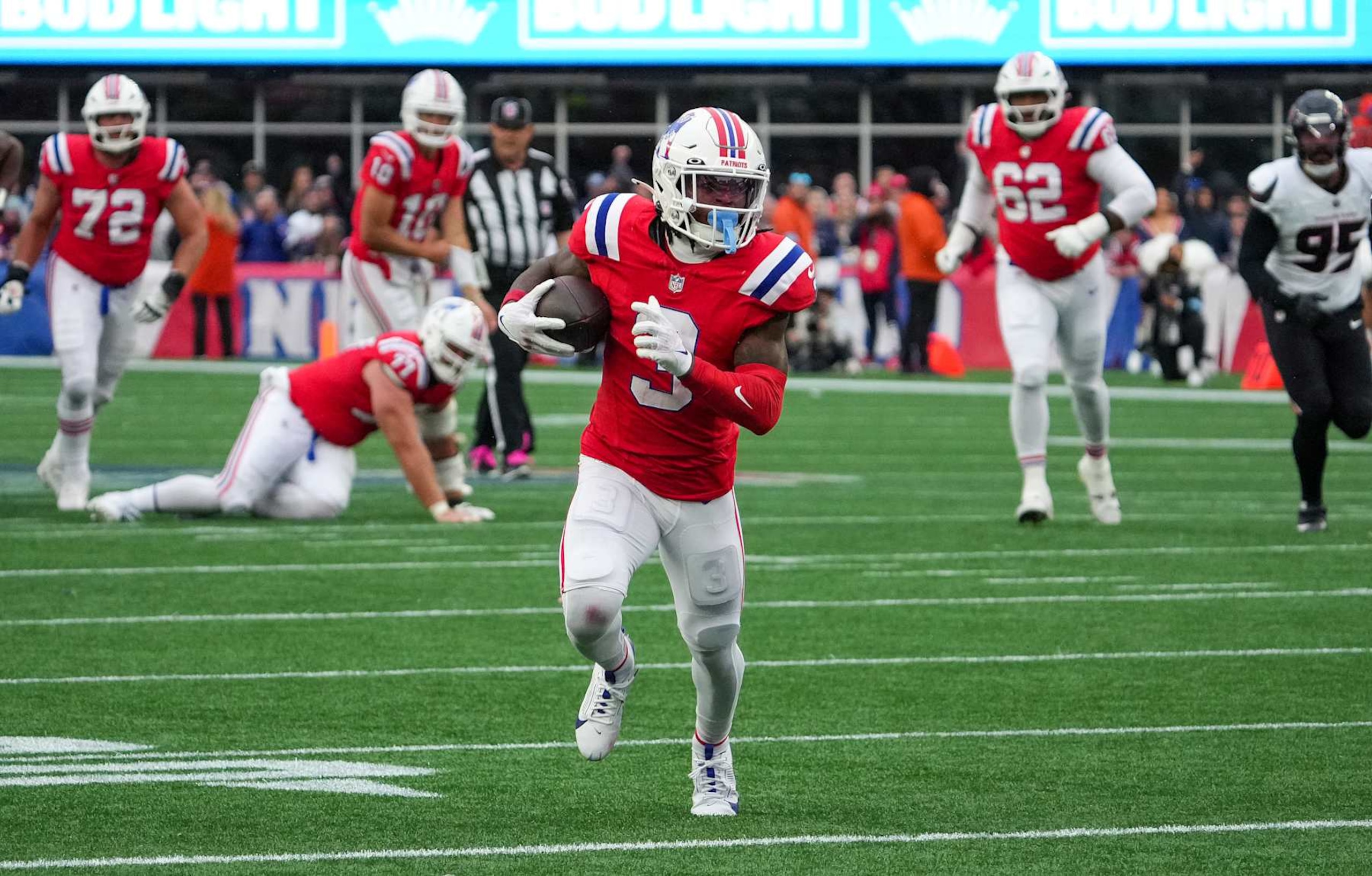 Foxborough, MA - October 13: New England Patriots WR DeMario Douglas breaks out for a long run for a touchdown in the fourth quarter. (Photo by Barry Chin/The Boston Globe via Getty Images) Foxborough, MA - October 13: New England Patriots WR DeMario Douglas breaks out for a long run for a touchdown in the fourth quarter. (Photo by Barry Chin/The Boston Globe via Getty Images)