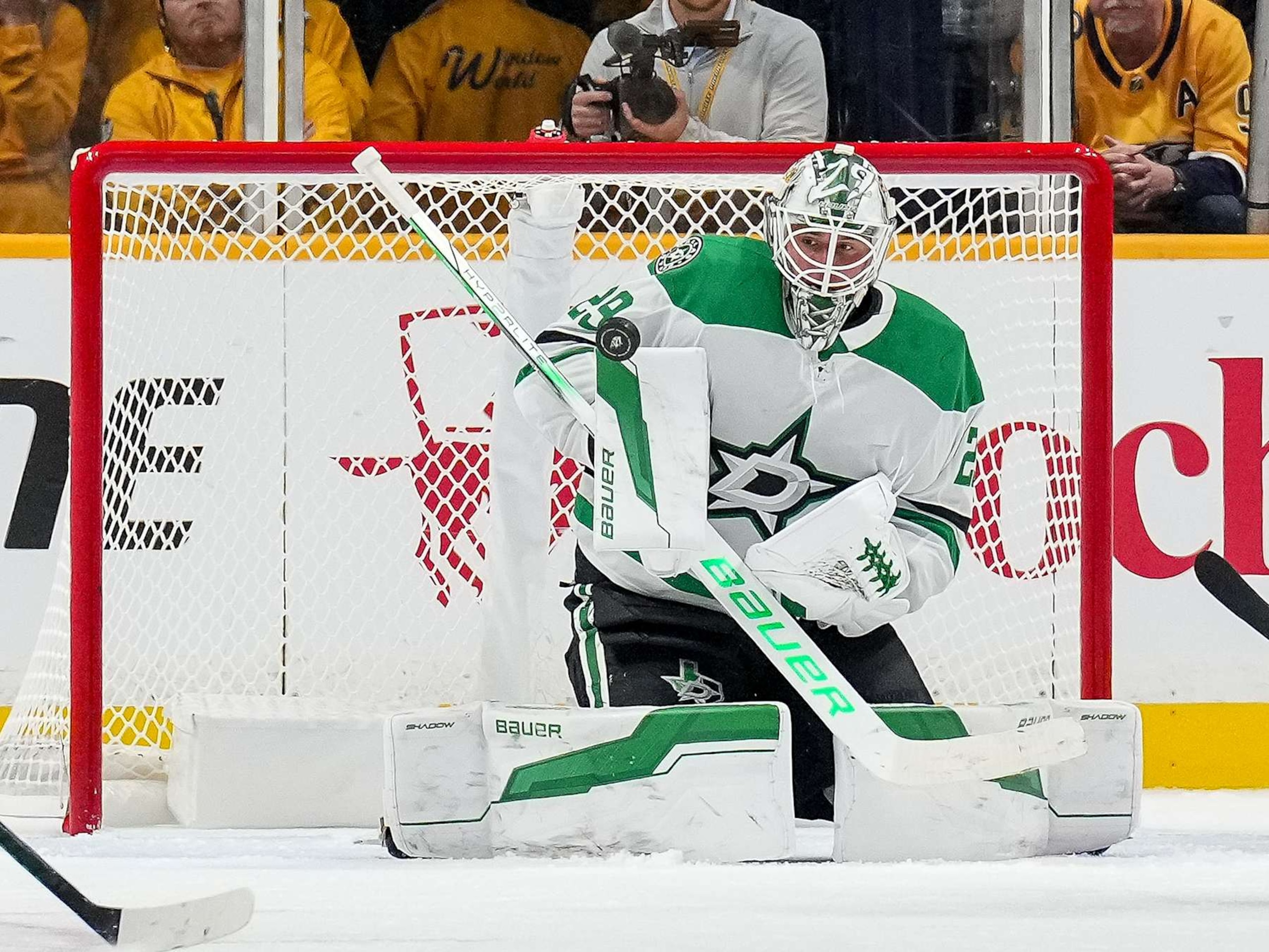 NASHVILLE, TENNESSEE - OCTOBER 10: Jake Oettinger #29 of the Dallas Stars tends net against the Nashville Predators during an NHL game at Bridgestone Arena on October 10, 2024 in Nashville, Tennessee. (Photo by John Russell/NHLI via Getty Images)