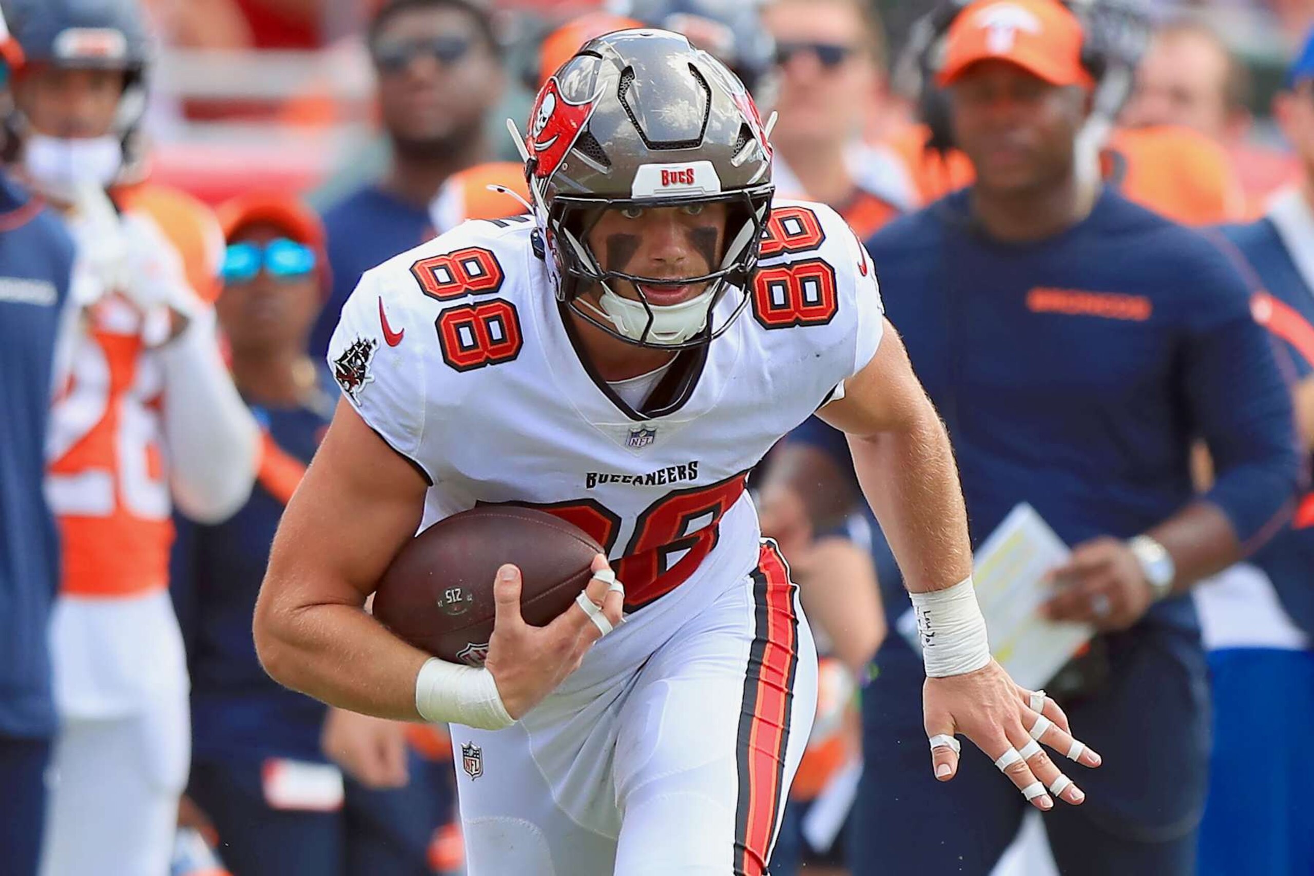 TAMPA, FL - SEPTEMBER 22: Tampa Bay Buccaneers Tight End Cade Otton (88) carries the ball during the game between the Denver Broncos and the Tampa Bay Buccaneers on September 22, 2024 at Raymond James Stadium in Tampa, Florida. (Photo by Cliff Welch/Icon Sportswire via Getty Images)