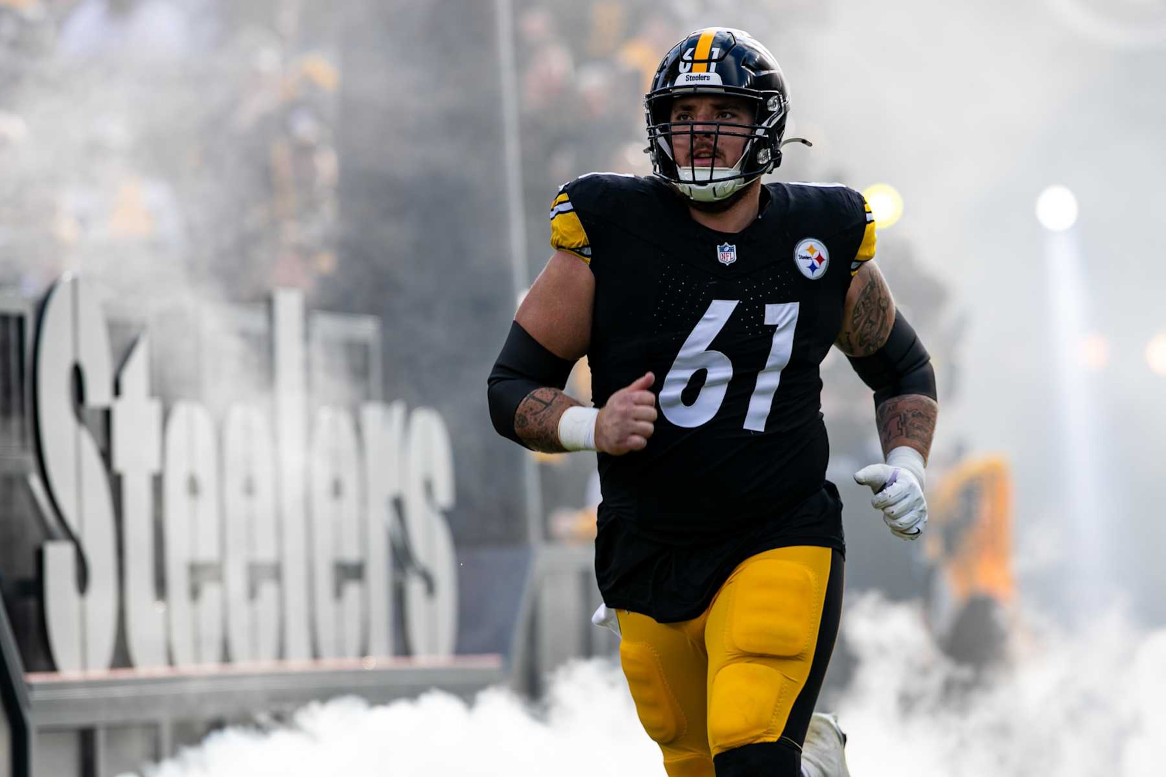 PITTSBURGH, PA - DECEMBER 03: Pittsburgh Steelers center Mason Cole (61) runs onto the field during the regular season NFL football game between the Arizona Cardinals and the Pittsburgh Steelers on December 03, 2023 at Acrisure Stadium in Pittsburgh, PA. (Photo by Mark Alberti/Icon Sportswire via Getty Images) PITTSBURGH, PA - DECEMBER 03: Pittsburgh Steelers center Mason Cole (61) runs onto the field during the regular season NFL football game between the Arizona Cardinals and the Pittsburgh Steelers on December 03, 2023 at Acrisure Stadium in Pittsburgh, PA. (Photo by Mark Alberti/Icon Sportswire via Getty Images)