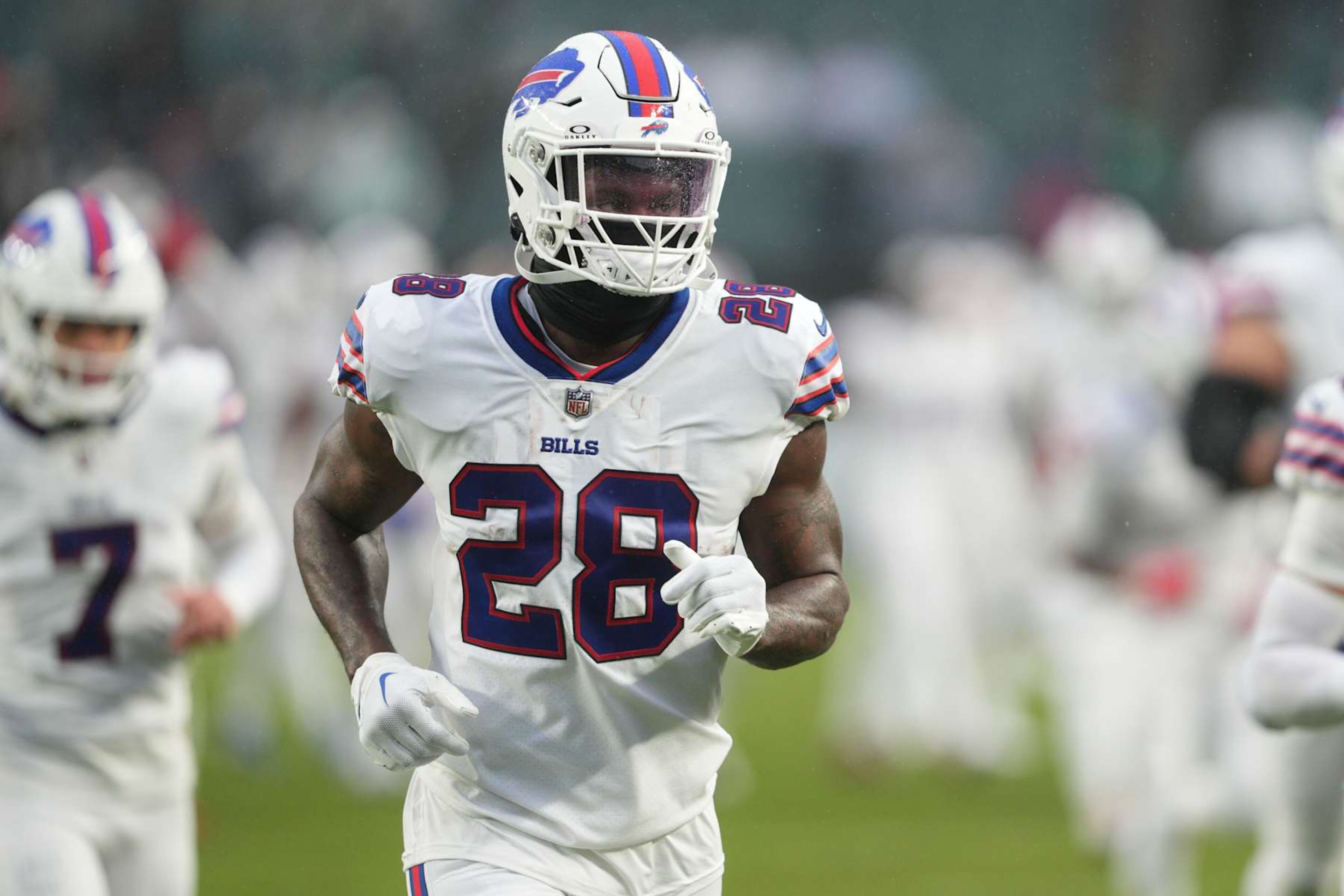PHILADELPHIA, PA - NOVEMBER 26: Buffalo Bills running back Latavius Murray (28) looks on during the game between the Buffalo Bills and the Philadelphia Eagles on November 26, 2023 at Lincoln Financial Field.(Photo by Andy Lewis/Icon Sportswire via Getty Images) PHILADELPHIA, PA - NOVEMBER 26: Buffalo Bills running back Latavius Murray (28) looks on during the game between the Buffalo Bills and the Philadelphia Eagles on November 26, 2023 at Lincoln Financial Field.(Photo by Andy Lewis/Icon Sportswire via Getty Images)