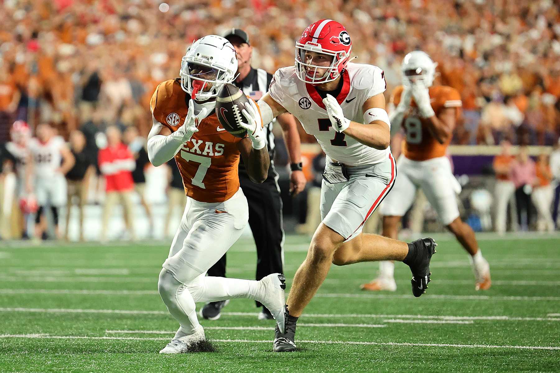 AUSTIN, TEXAS - OCTOBER 19: Jahdae Barron #7 of the Texas Longhorns intercepts a pass intended for Lawson Luckie #7 of the Georgia Bulldogs during the first quarter at Darrell K Royal-Texas Memorial Stadium on October 19, 2024 in Austin, Texas. (Photo by Alex Slitz/Getty Images)