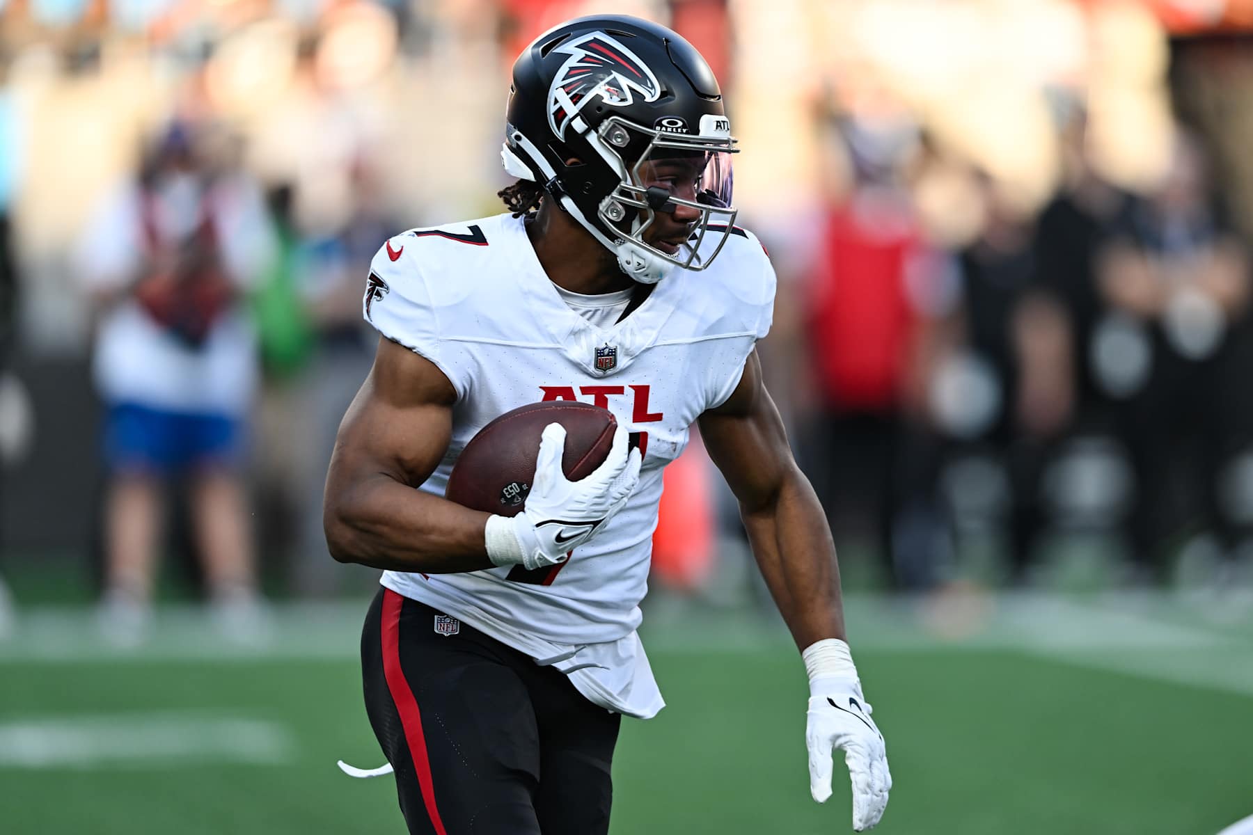 CHARLOTTE, NORTH CAROLINA - OCTOBER 13: Bijan Robinson #7 of the Atlanta Falcons carries the ball during the second quarter of their game against the Carolina Panthers at Bank of America Stadium on October 13, 2024 in Charlotte, North Carolina. (Photo by Matt Kelley/Getty Images)