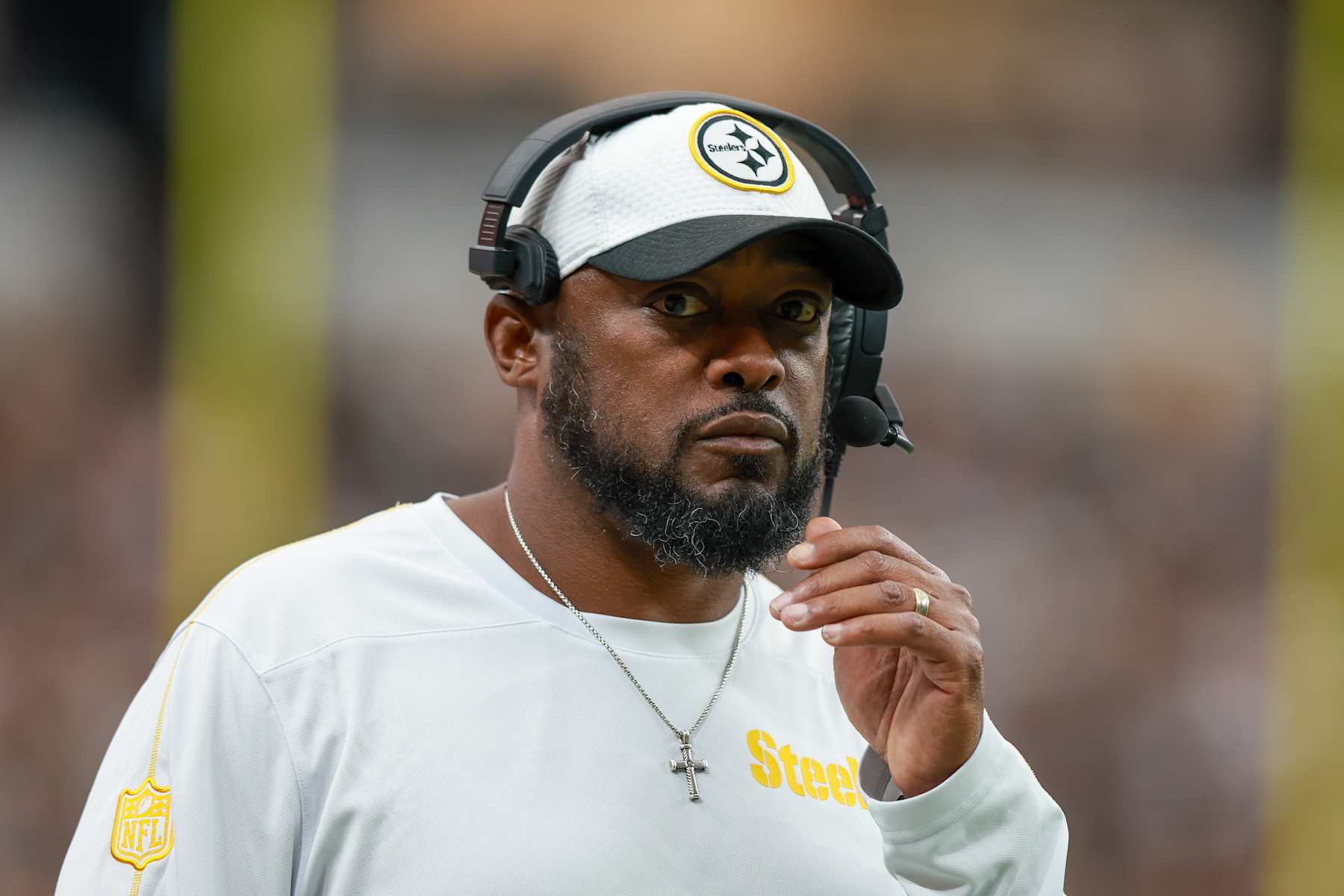 LAS VEGAS, NV - OCTOBER 13: Pittsburgh Steelers head coach Mike Tomlin looks at the Jumbotron during a NFL game between the Pittsburgh Steelers a d the Las Vegas Raiders on October 13, 2024, at Allegiant Stadium in Las Vegas, NV. (Photo by Jordon Kelly/Icon Sportswire via Getty Images)