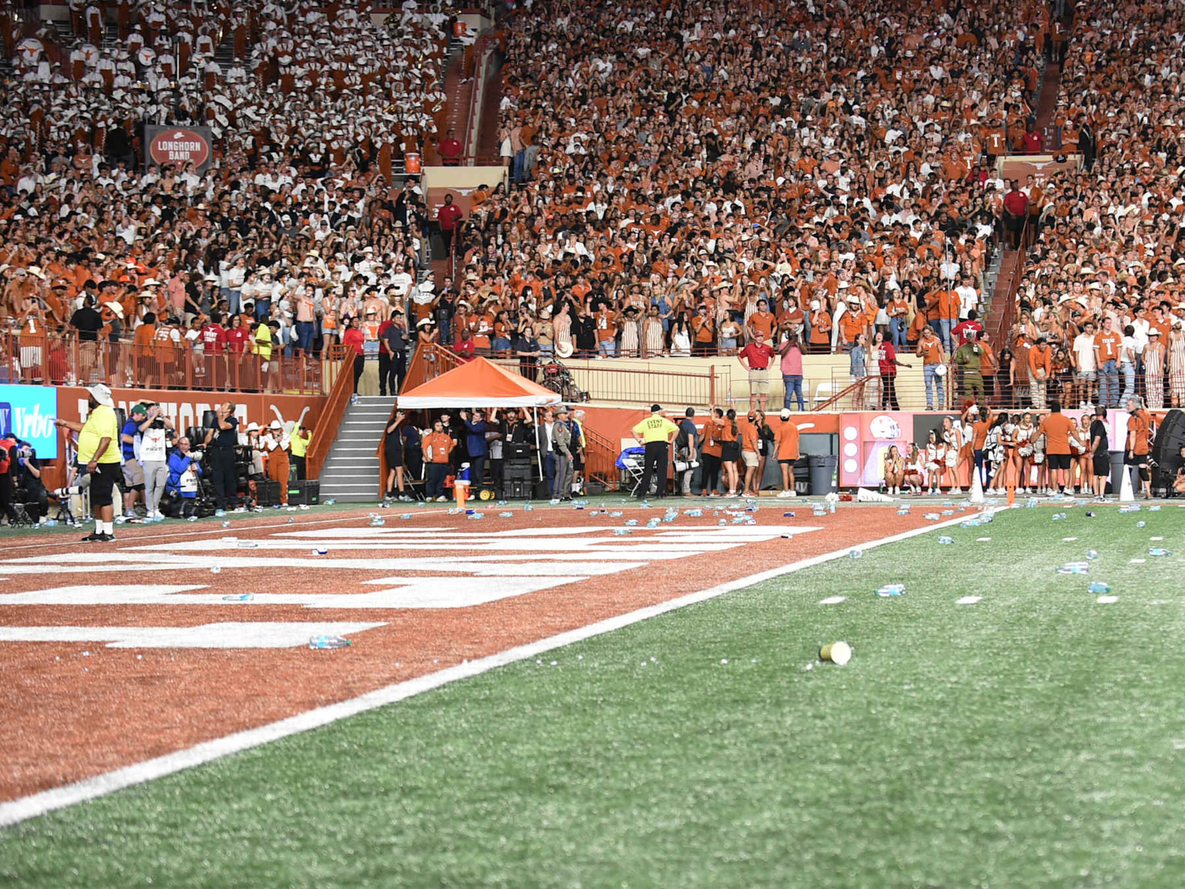 AUSTIN, TX - OCTOBER 19: Fans throw trash onto the field during the college football game between the Georgia Bulldogs and the Texas Longhorns on October 19, 2024, at Darrell K Royal- Texas Memorial Stadium in Austin, TX. (Photo by Jeffrey Vest/Icon Sportswire via Getty Images) AUSTIN, TX - OCTOBER 19: Fans throw trash onto the field during the college football game between the Georgia Bulldogs and the Texas Longhorns on October 19, 2024, at Darrell K Royal- Texas Memorial Stadium in Austin, TX. (Photo by Jeffrey Vest/Icon Sportswire via Getty Images)