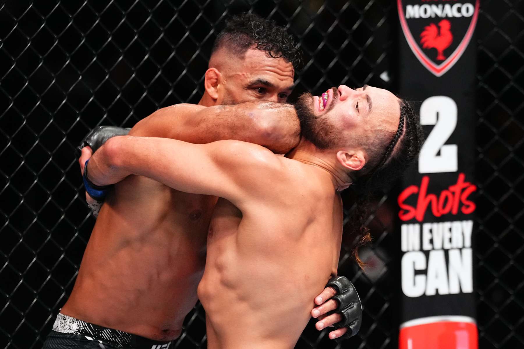 Rob Font elbows Kyler Phillips