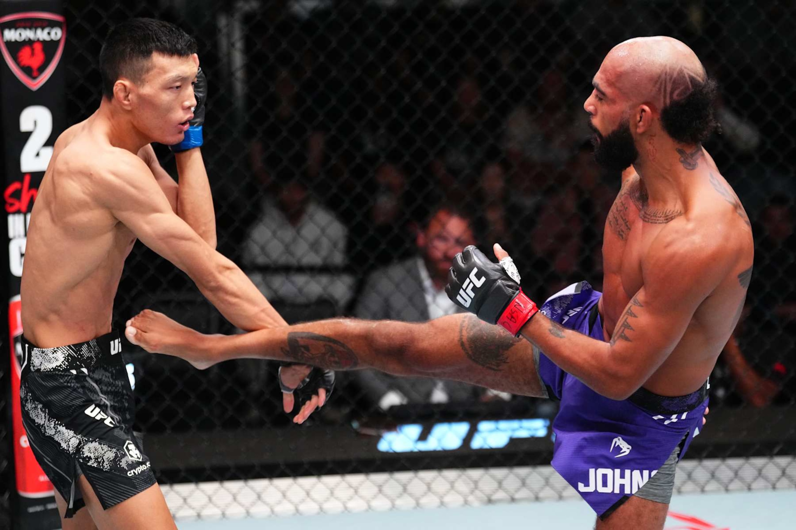 Charles Johnson kicks Sumudaerji Charles Johnson kicks Sumudaerji