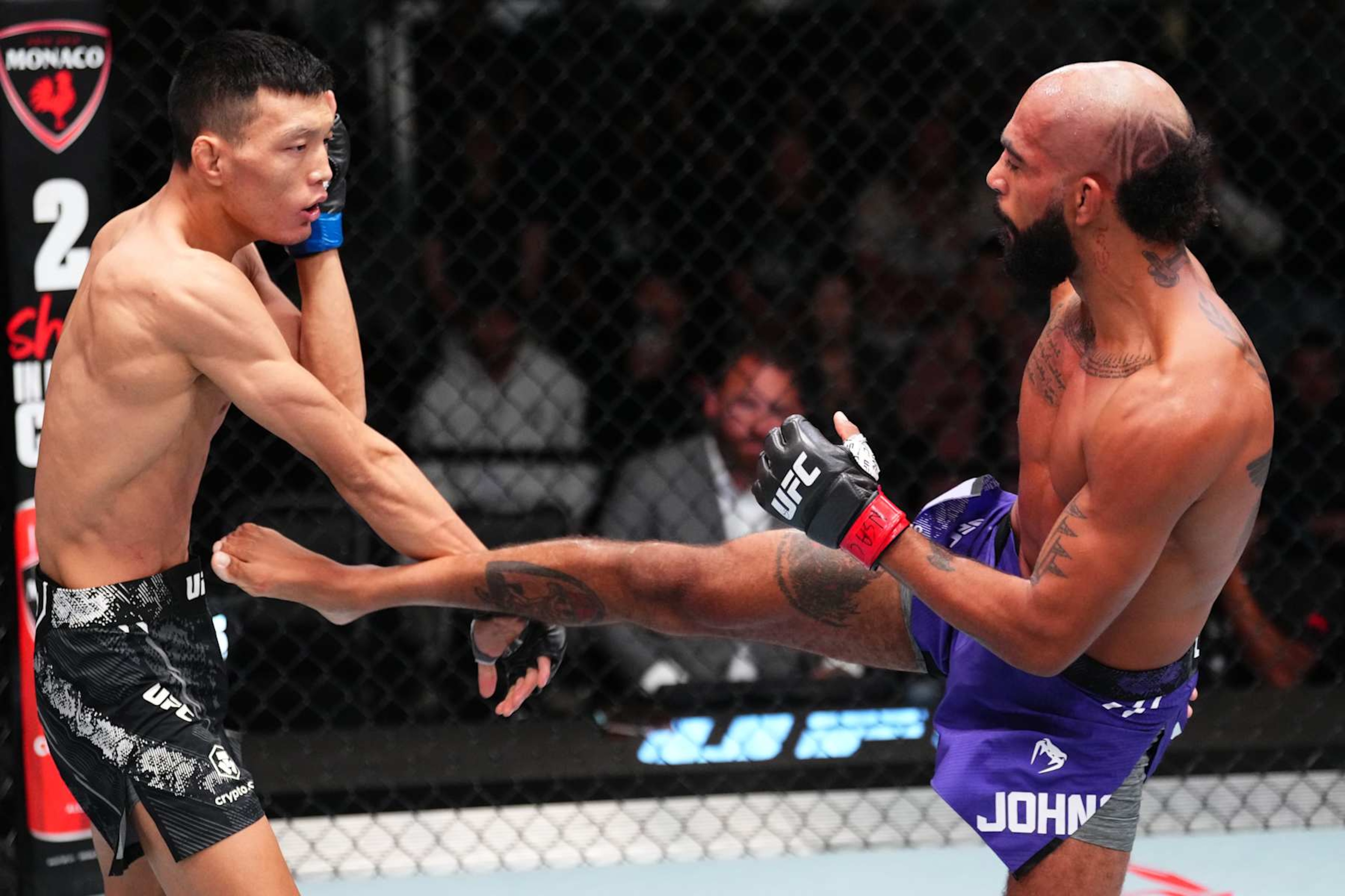 Charles Johnson kicks Sumudaerji 