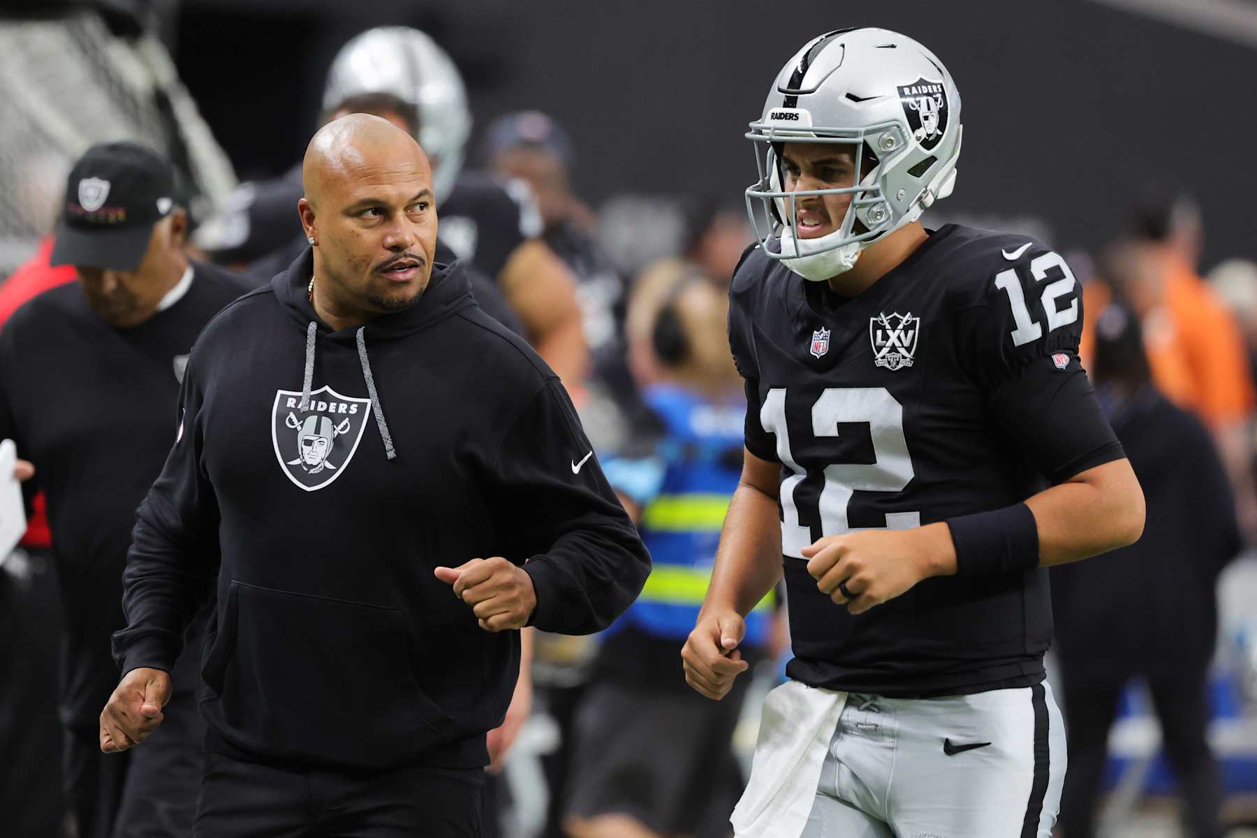 LAS VEGAS, NEVADA - OCTOBER 13: Las Vegas Raiders head coach Antonio Pierce talks with Aidan O'Connell #12 as they head to the locker room for halftime during a game against the Pittsburgh Steelers at Allegiant Stadium on October 13, 2024 in Las Vegas, Nevada. (Photo by Ethan Miller/Getty Images)