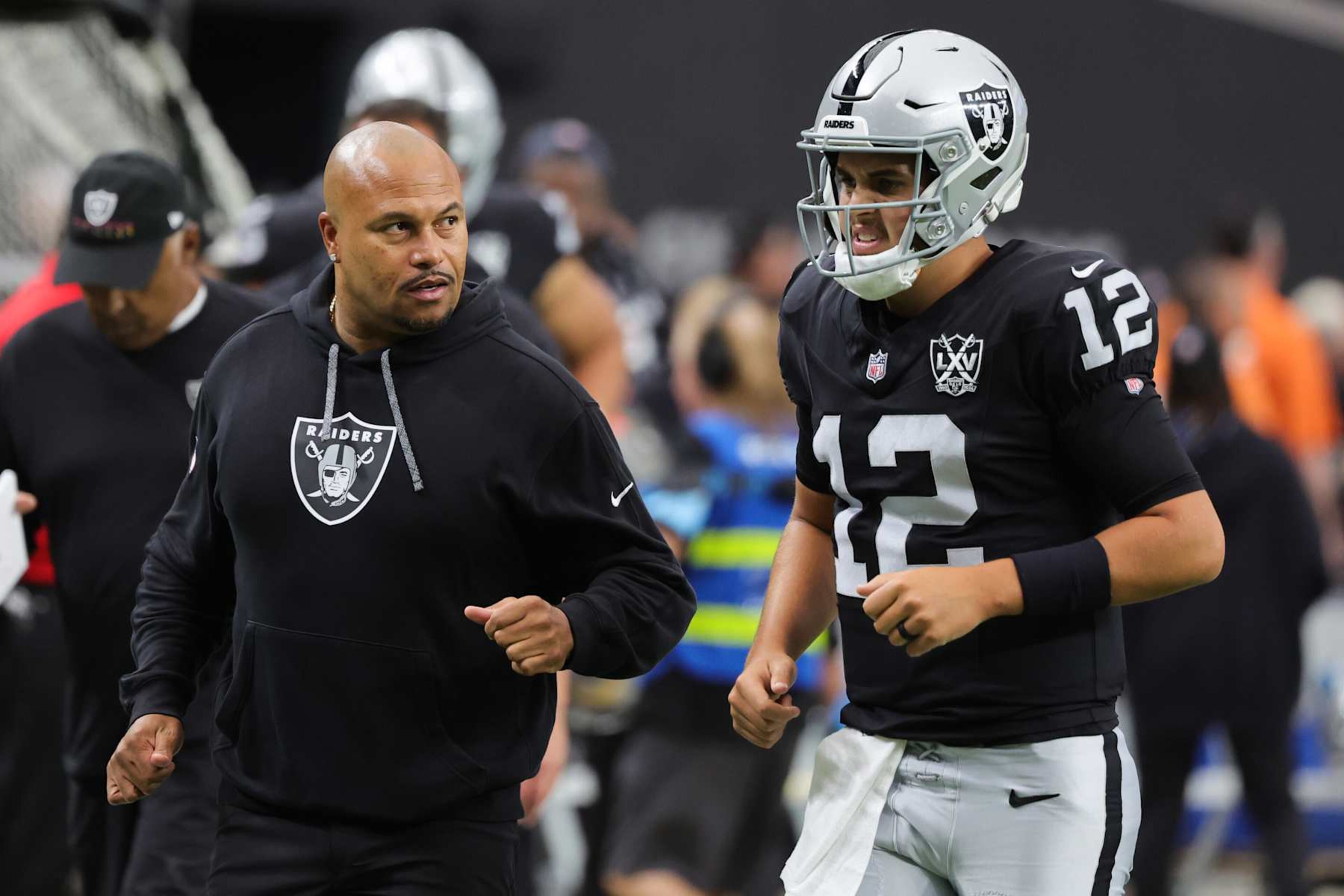 LAS VEGAS, NEVADA - OCTOBER 13: Las Vegas Raiders head coach Antonio Pierce talks with Aidan O'Connell #12 as they head to the locker room for halftime during a game against the Pittsburgh Steelers at Allegiant Stadium on October 13, 2024 in Las Vegas, Nevada. (Photo by Ethan Miller/Getty Images)