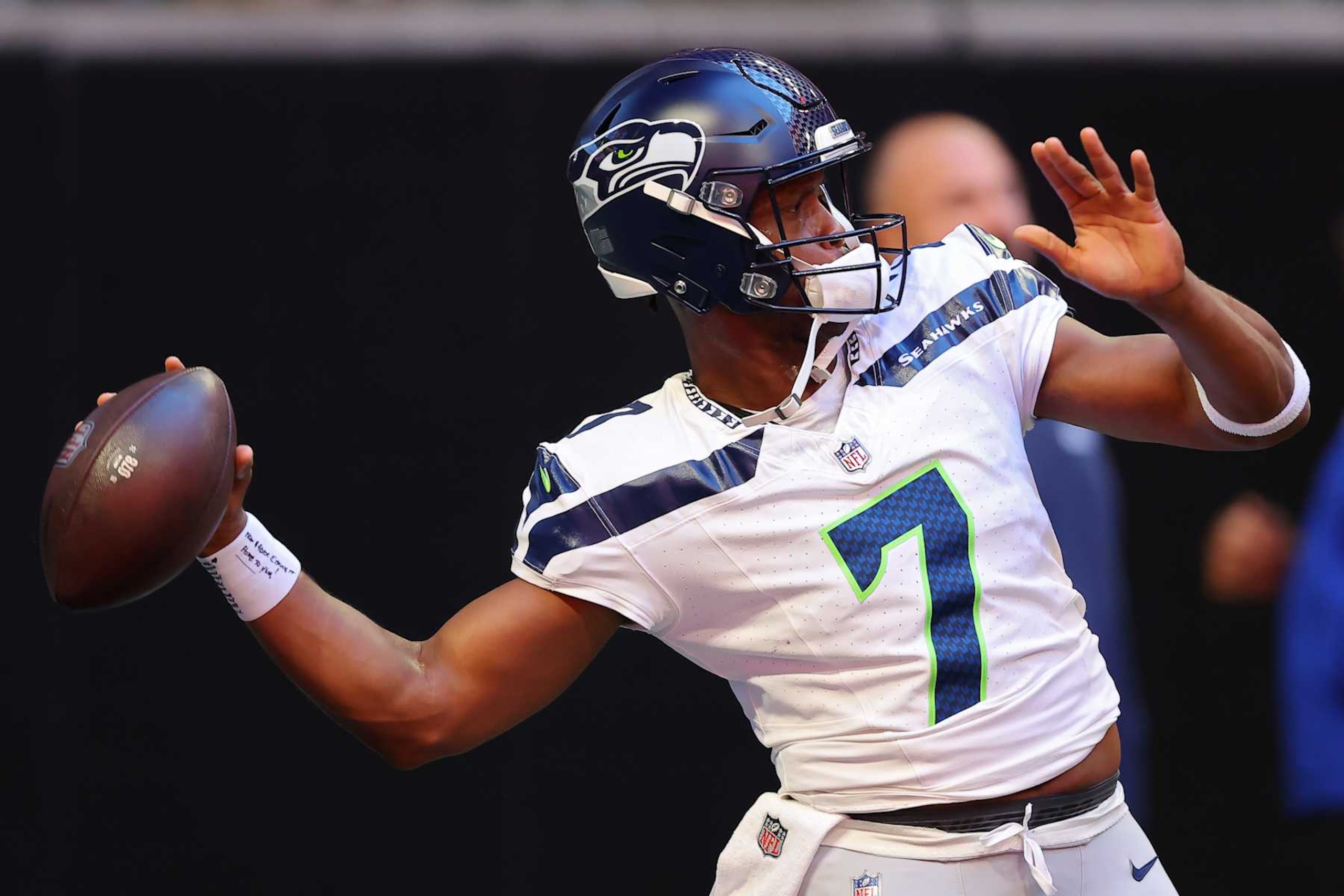 ATLANTA, GEORGIA - OCTOBER 20: Geno Smith #7 of the Seattle Seahawks warms up prior to a game against the Atlanta Falcons at Mercedes-Benz Stadium on October 20, 2024 in Atlanta, Georgia. (Photo by Kevin C. Cox/Getty Images)