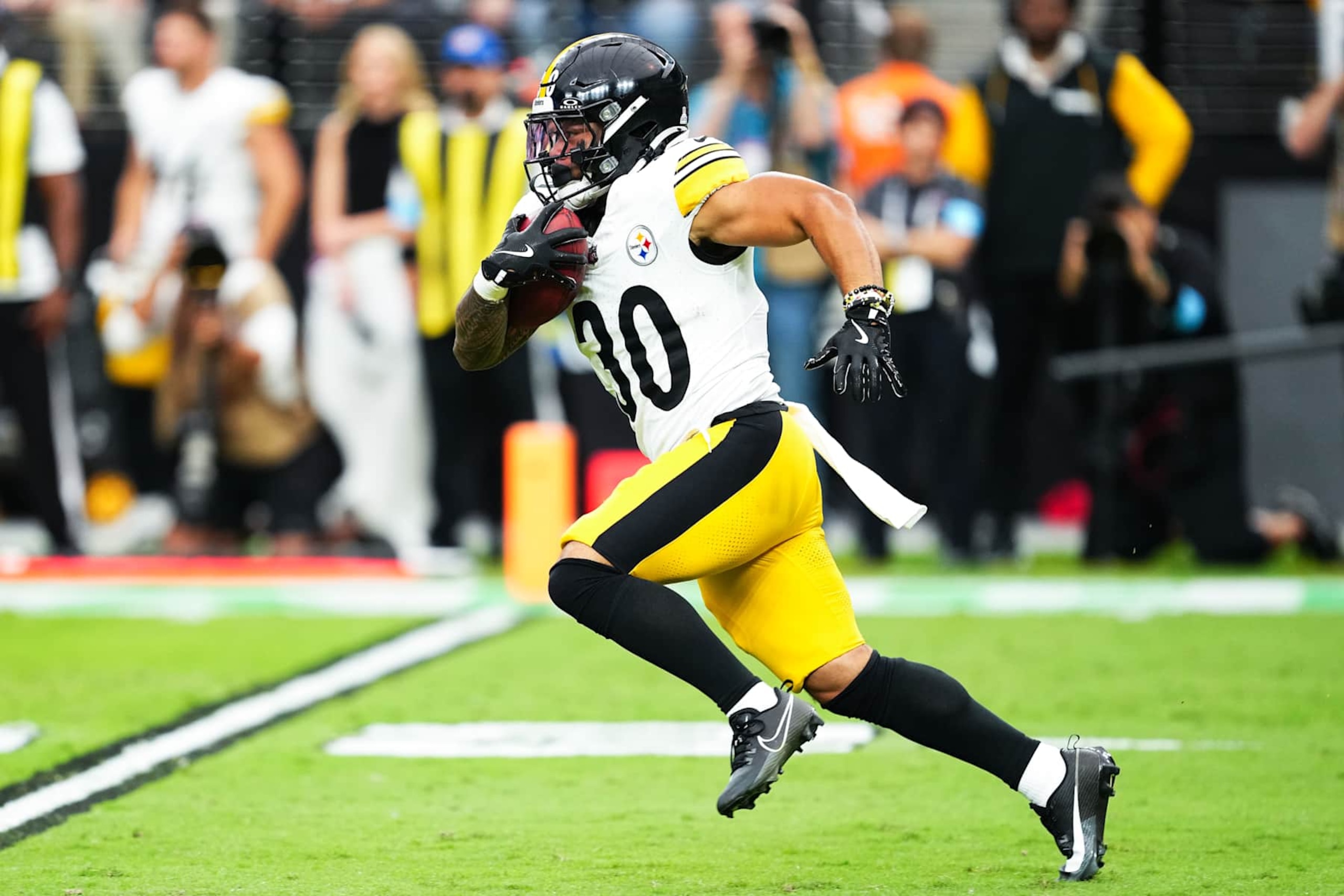 LAS VEGAS, NEVADA - OCTOBER 13: Jaylen Warren #30 of the Pittsburgh Steelers runs the ball up the field in the first quarter of a game against the Las Vegas Raiders at Allegiant Stadium on October 13, 2024 in Las Vegas, Nevada. (Photo by Chris Unger/Getty Images) LAS VEGAS, NEVADA - OCTOBER 13: Jaylen Warren #30 of the Pittsburgh Steelers runs the ball up the field in the first quarter of a game against the Las Vegas Raiders at Allegiant Stadium on October 13, 2024 in Las Vegas, Nevada. (Photo by Chris Unger/Getty Images)