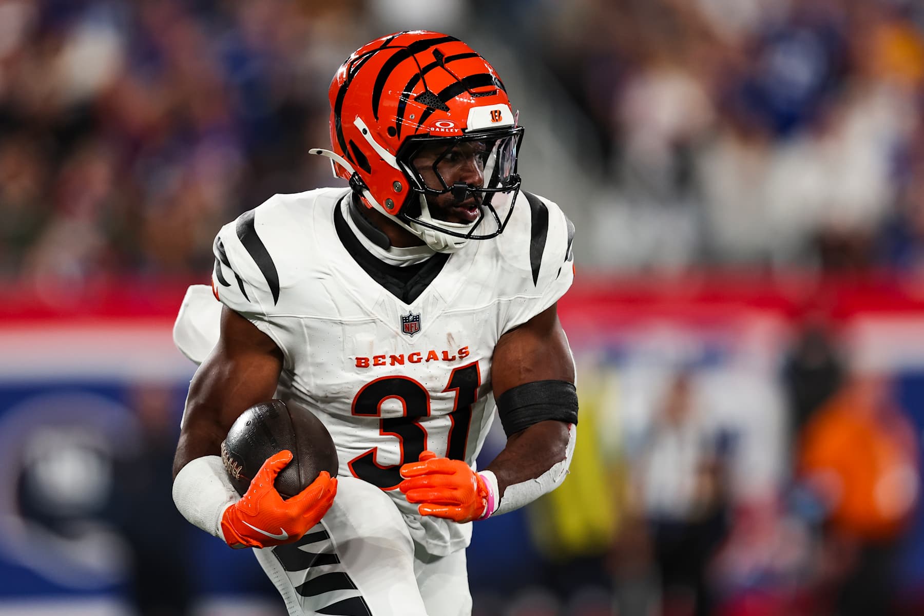 EAST RUTHERFORD, NJ - OCTOBER 13: Zack Moss #31 of the Cincinnati Bengals runs with the ball during an NFL football game against the New York Giants at MetLife Stadium on October 13, 2024 in East Rutherford, NJ. (Photo by Perry Knotts/Getty Images)