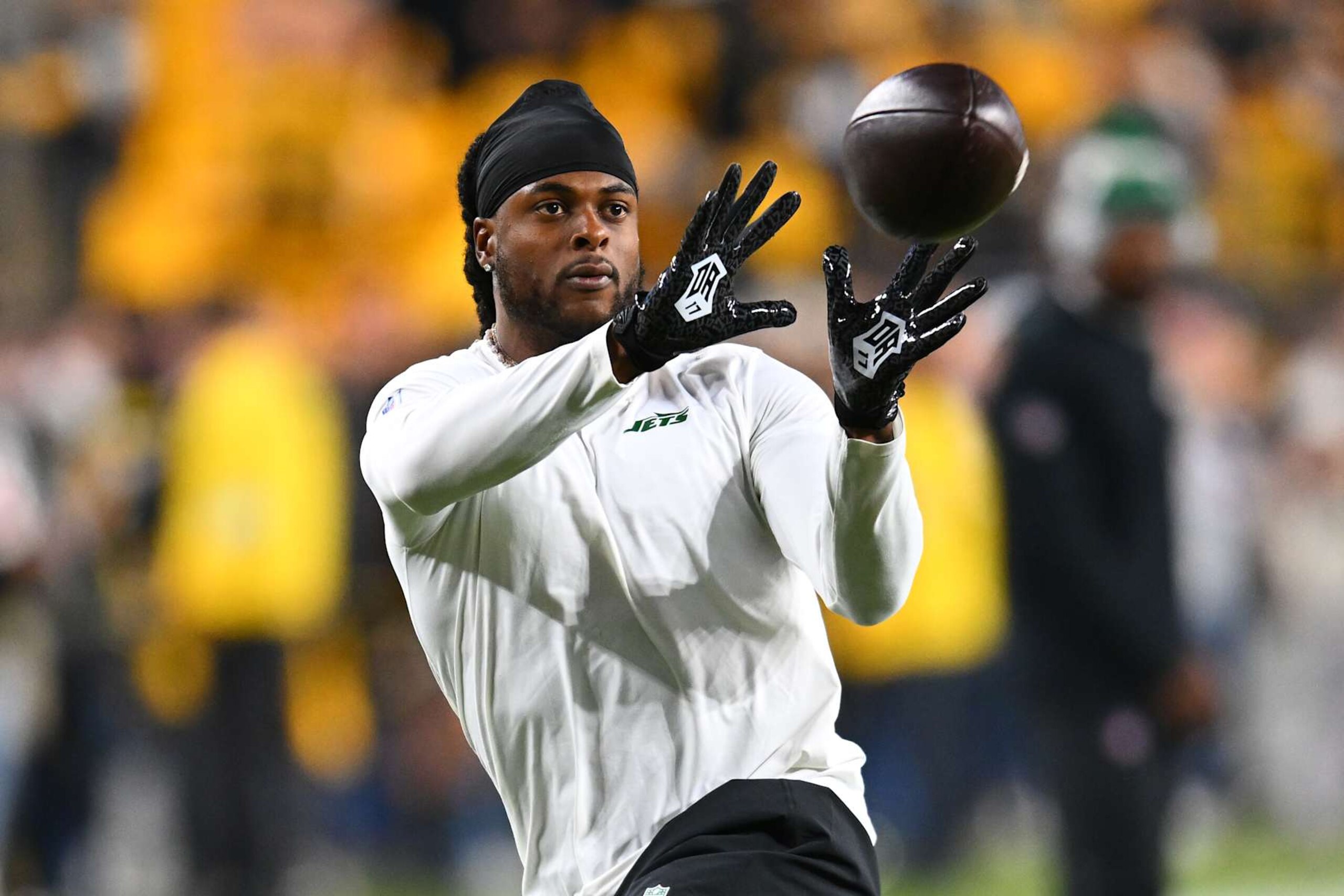 PITTSBURGH, PENNSYLVANIA - OCTOBER 20: Davante Adams #17 of the New York Jets warms up prior to the game against the Pittsburgh Steelers at Acrisure Stadium on October 20, 2024 in Pittsburgh, Pennsylvania. (Photo by Joe Sargent/Getty Images) PITTSBURGH, PENNSYLVANIA - OCTOBER 20: Davante Adams #17 of the New York Jets warms up prior to the game against the Pittsburgh Steelers at Acrisure Stadium on October 20, 2024 in Pittsburgh, Pennsylvania. (Photo by Joe Sargent/Getty Images)