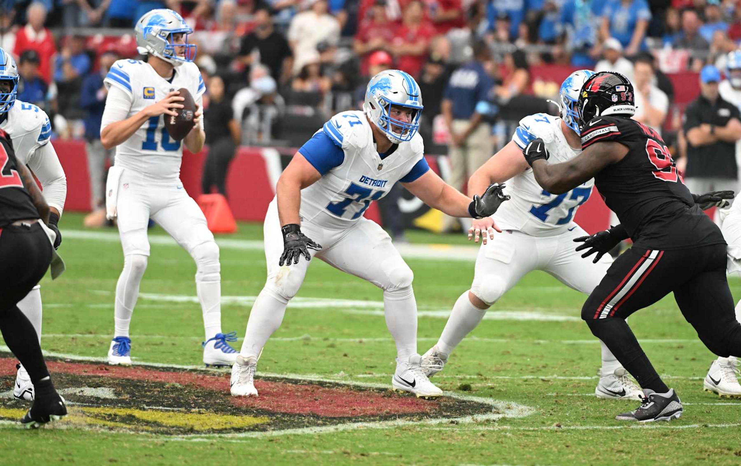 GLENDALE, ARIZONA - SEPTEMBER 22: Kevin Zeitler #71 of the Detroit Lions pass blocks against the Arizona Cardinals at State Farm Stadium on September 22, 2024 in Glendale, Arizona. (Photo by Norm Hall/Getty Images)
