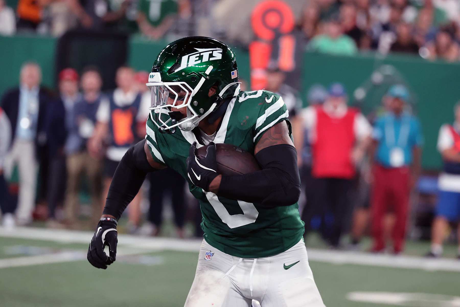 EAST RUTHERFORD, NEW JERSEY - SEPTEMBER 19: Running Back Braelon Allen #0  of the New York Jets has a long gain in the game between the New England Patriots and the New York Jets at MetLife Stadium on September 19, 2024 in East Rutherford, New Jersey. (Photo by Al Pereira/Getty Images)