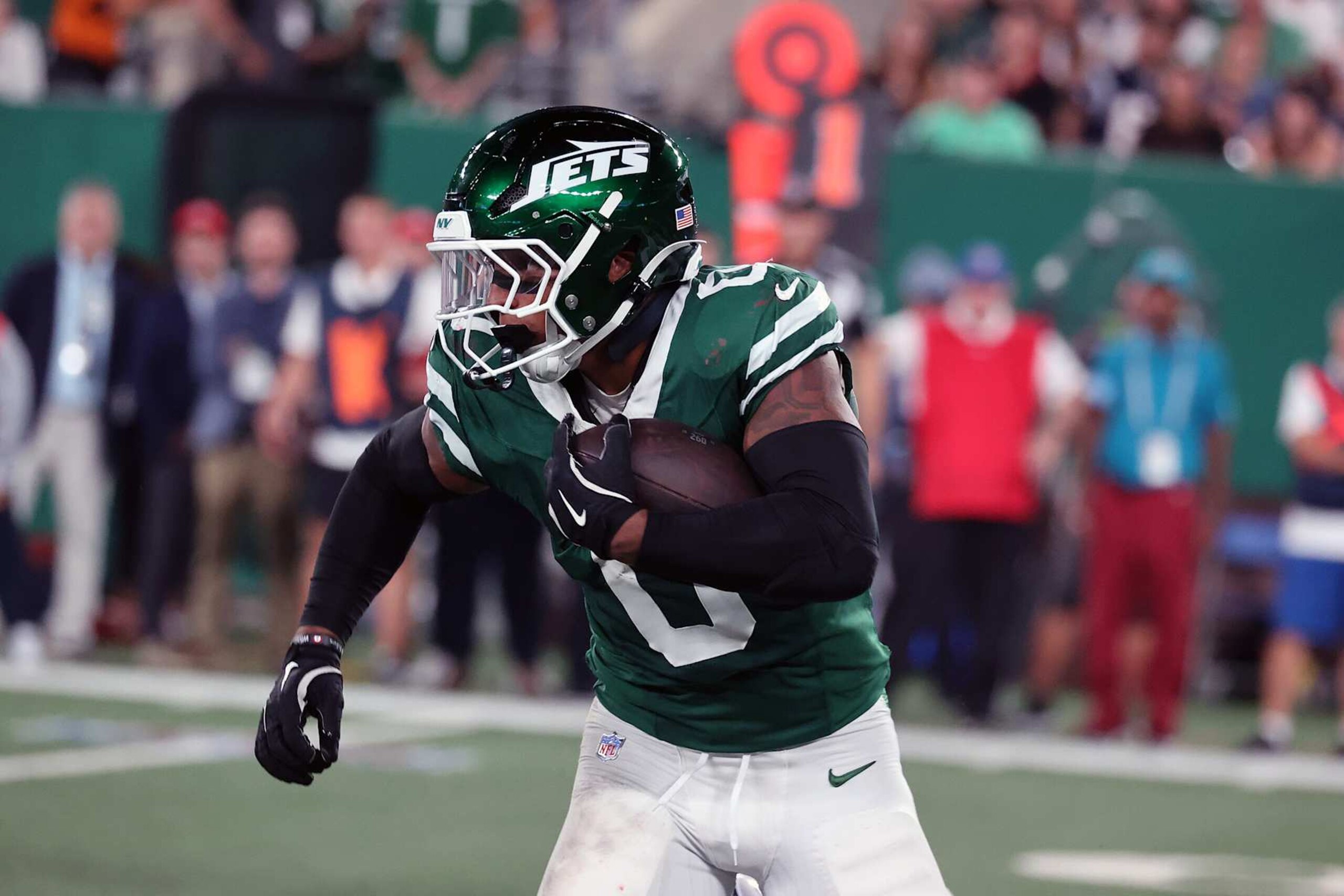 EAST RUTHERFORD, NEW JERSEY - SEPTEMBER 19: Running Back Braelon Allen #0 of the New York Jets has a long gain in the game between the New England Patriots and the New York Jets at MetLife Stadium on September 19, 2024 in East Rutherford, New Jersey. (Photo by Al Pereira/Getty Images) EAST RUTHERFORD, NEW JERSEY - SEPTEMBER 19: Running Back Braelon Allen #0 of the New York Jets has a long gain in the game between the New England Patriots and the New York Jets at MetLife Stadium on September 19, 2024 in East Rutherford, New Jersey. (Photo by Al Pereira/Getty Images)