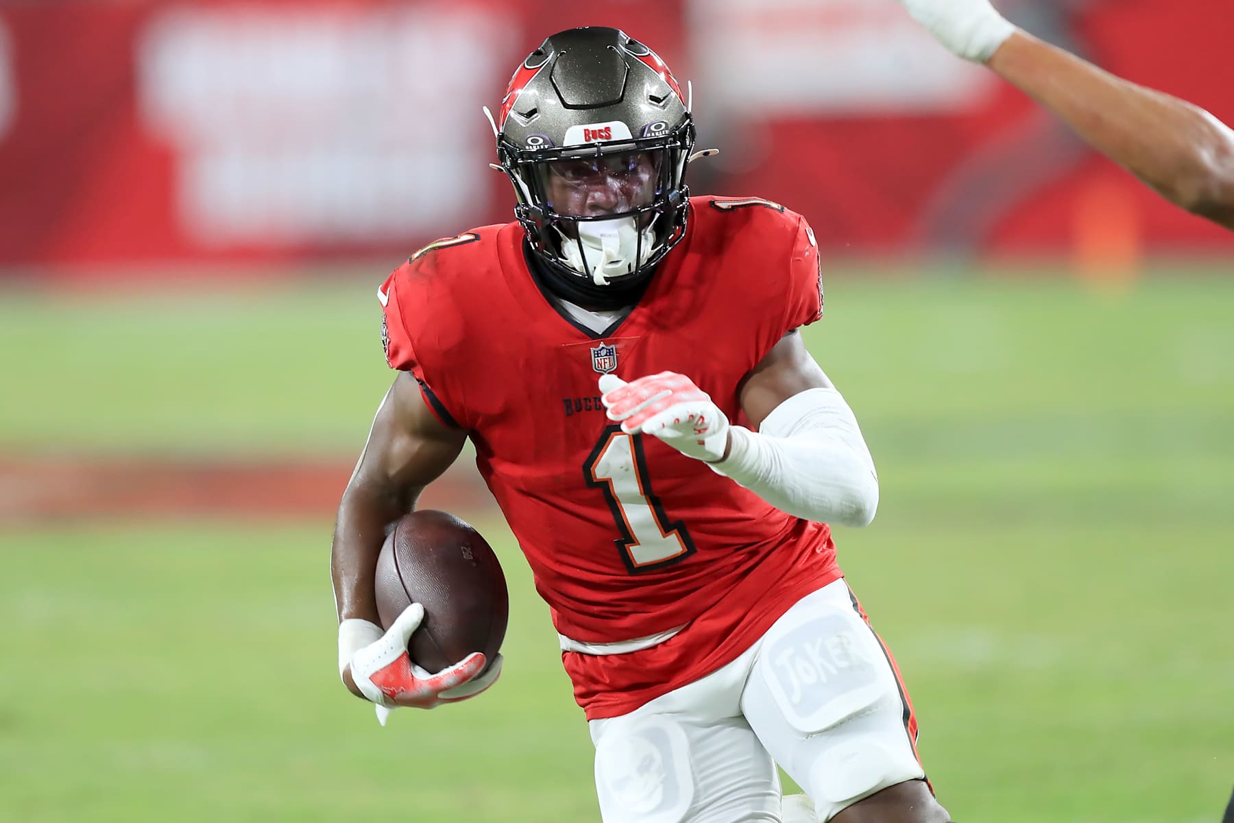 TAMPA, FL - OCTOBER 21: Tampa Bay Buccaneers Running Back Rachaad White (1) carries the ball during the game between the Baltimore Ravens and the Tampa Bay Buccaneers on October 21, 2024 at Raymond James Stadium in Tampa, Florida. (Photo by Cliff Welch/Icon Sportswire via Getty Images)