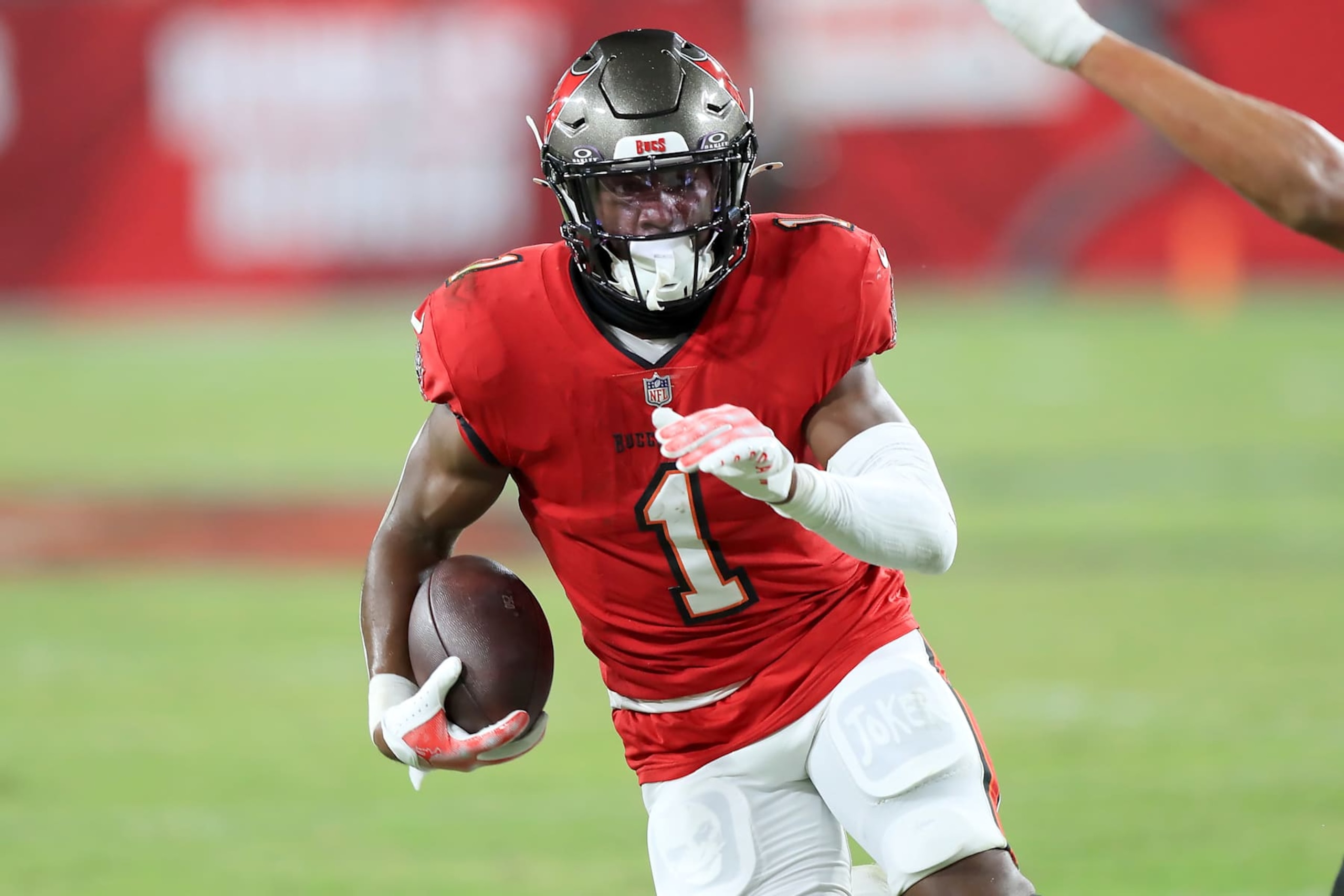 TAMPA, FL - OCTOBER 21: Tampa Bay Buccaneers Running Back Rachaad White (1) carries the ball during the game between the Baltimore Ravens and the Tampa Bay Buccaneers on October 21, 2024 at Raymond James Stadium in Tampa, Florida. (Photo by Cliff Welch/Icon Sportswire via Getty Images)