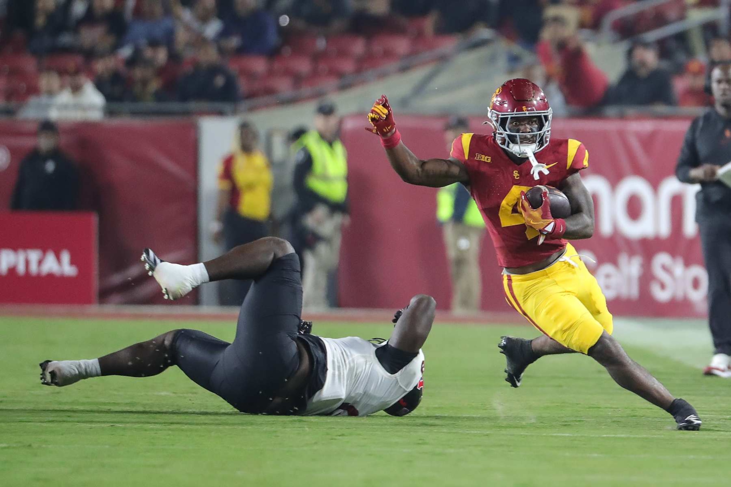 LOS ANGELES, CA - OCTOBER 25: USC Trojans running back Woody Marks (4) hits the corner during the Rutgers Scarlet Knights vs USC Trojans game on October 25, 2024, at the Los Angeles Memorial Coliseum in Los Angeles, CA.(Photo by Jevone Moore/Icon Sportswire via Getty Images)