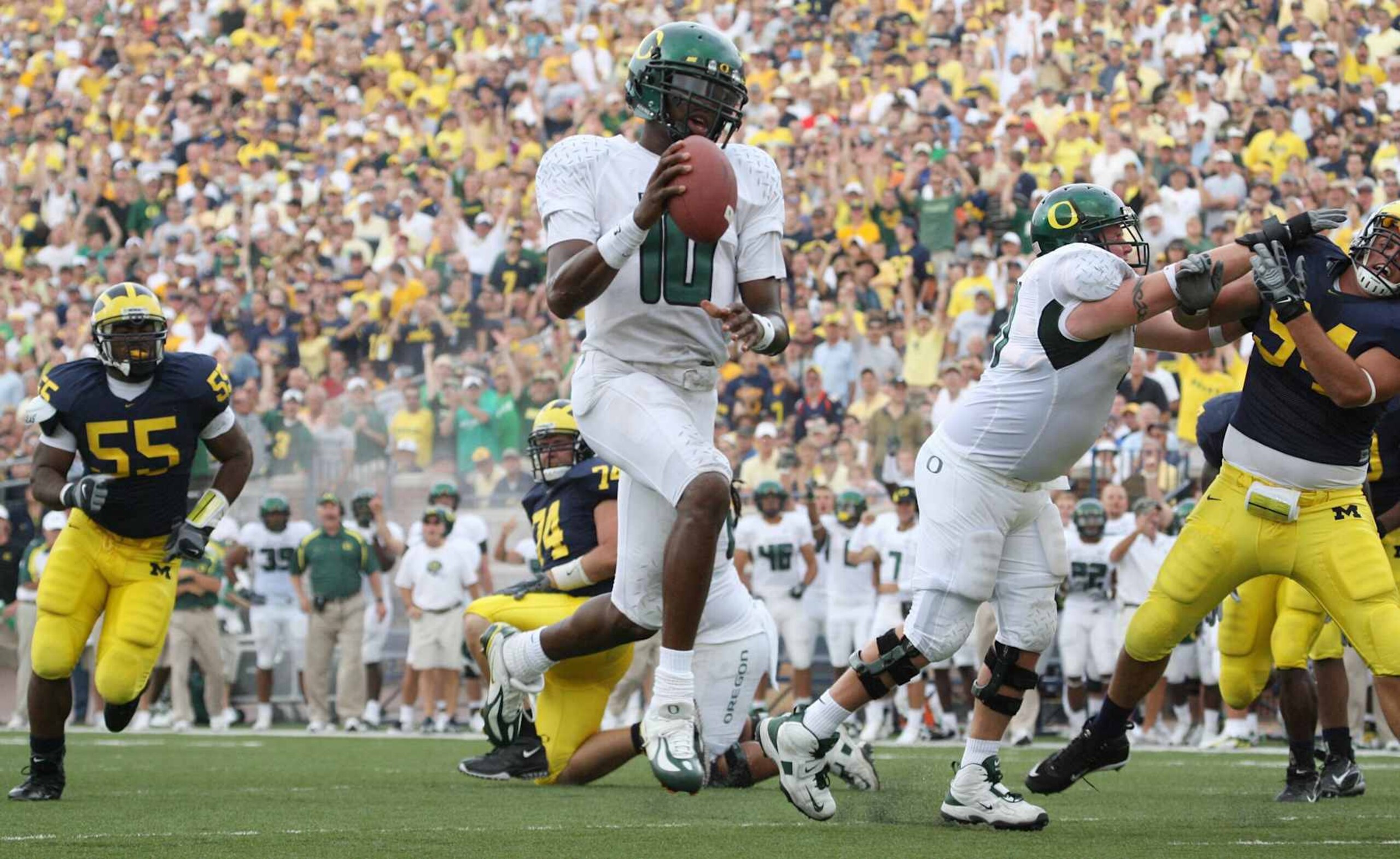 ANN ARBOR, MI - SEPTEMBER 08: Dennis Dixon #10 of the Oregon Ducks runs the ball against the Michigan Wolverines during their game on September 8, 2007 at Michigan Stadium in Ann Arbor, Michigan. The Ducks defeated the Wolverines 39-7. (Photo By Gregory Shamus/Getty Images) ANN ARBOR, MI - SEPTEMBER 08: Dennis Dixon #10 of the Oregon Ducks runs the ball against the Michigan Wolverines during their game on September 8, 2007 at Michigan Stadium in Ann Arbor, Michigan. The Ducks defeated the Wolverines 39-7. (Photo By Gregory Shamus/Getty Images)