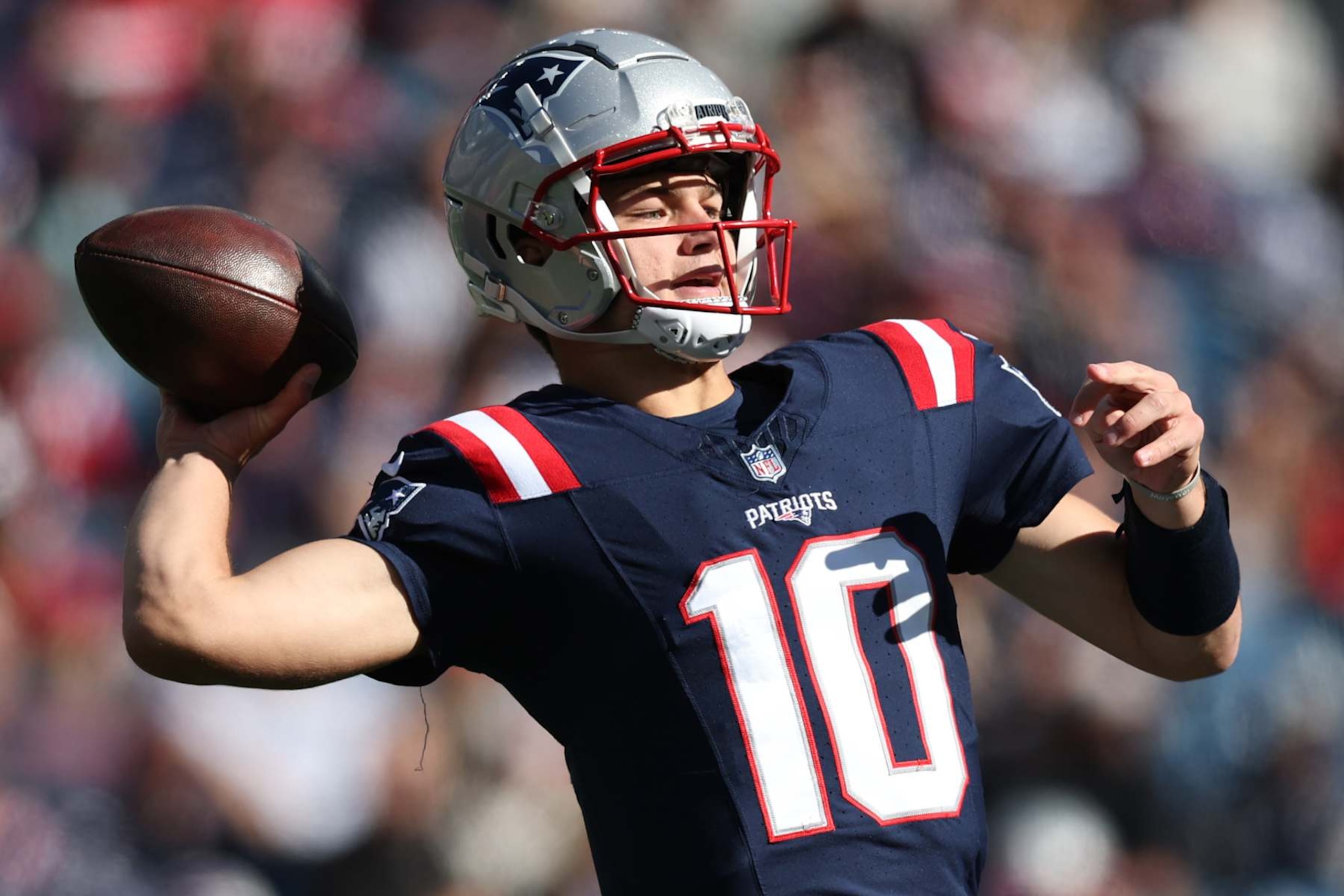 FOXBOROUGH, MASSACHUSETTS - OCTOBER 27: Drake Maye #10 of the New England Patriots throws a pass during the first quarter against the New York Jets at Gillette Stadium on October 27, 2024 in Foxborough, Massachusetts. (Photo by Adam Glanzman/Getty Images) FOXBOROUGH, MASSACHUSETTS - OCTOBER 27: Drake Maye #10 of the New England Patriots throws a pass during the first quarter against the New York Jets at Gillette Stadium on October 27, 2024 in Foxborough, Massachusetts. (Photo by Adam Glanzman/Getty Images)