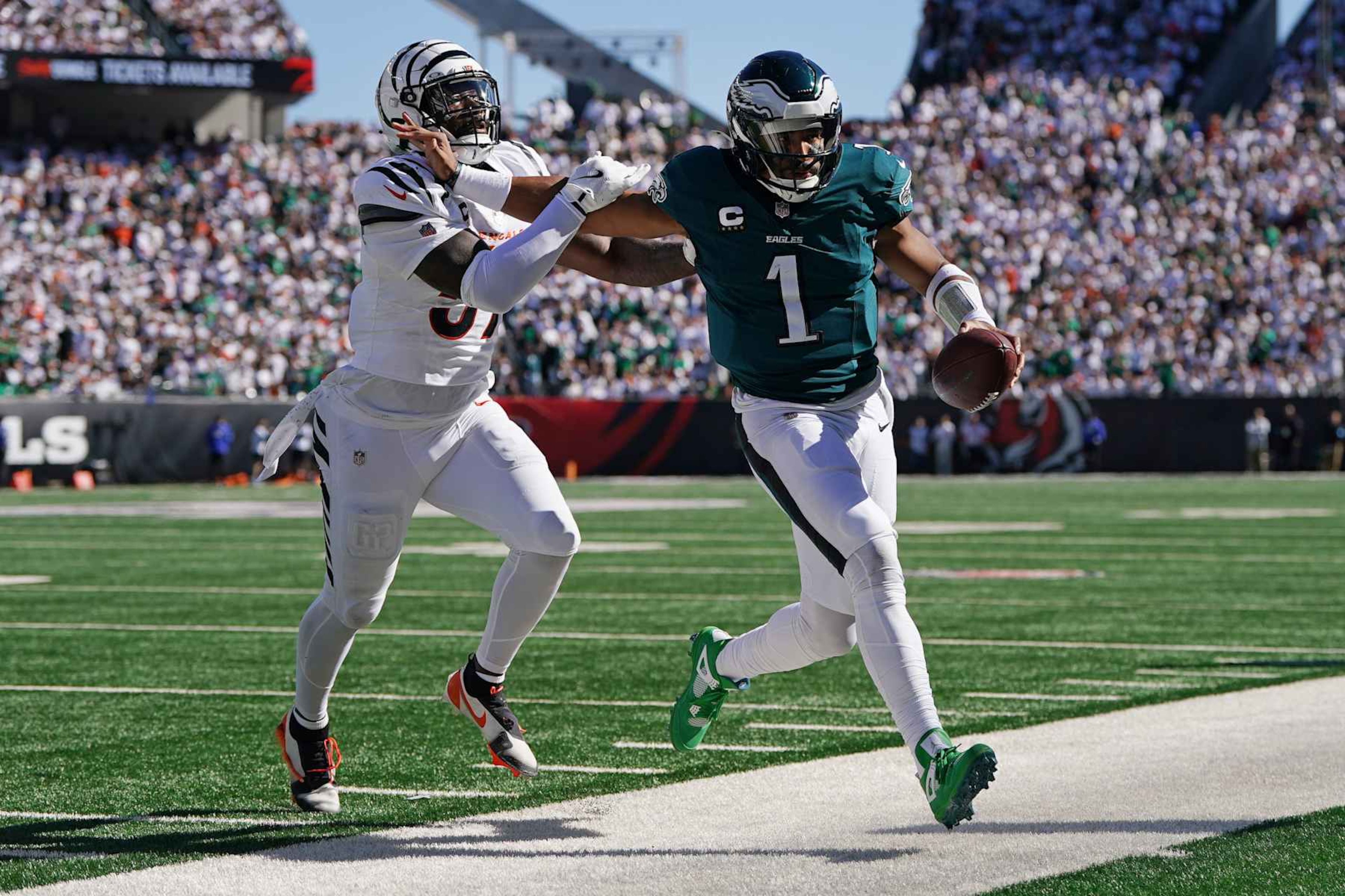 Eagles QB Jalen Hurts and Bengals LB Germaine Pratt Eagles QB Jalen Hurts and Bengals LB Germaine Pratt