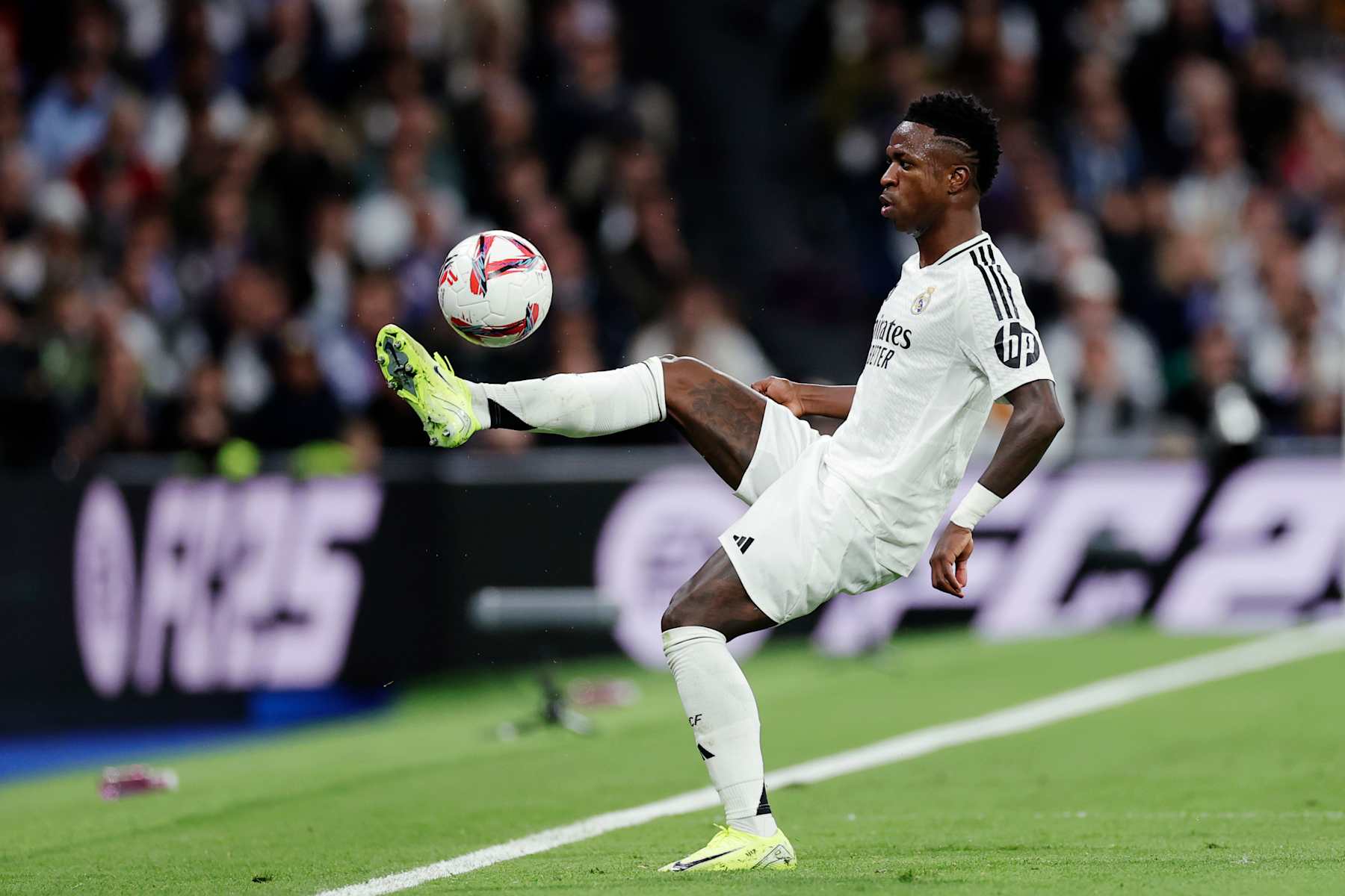 MADRID, SPAIN - OCTOBER 26: Vinicius Junior of Real Madrid  during the LaLiga EA Sports  match between Real Madrid v FC Barcelona at the Estadio Santiago Bernabeu on October 26, 2024 in Madrid Spain (Photo by Maria Gracia Jimenez/Soccrates/Getty Images)