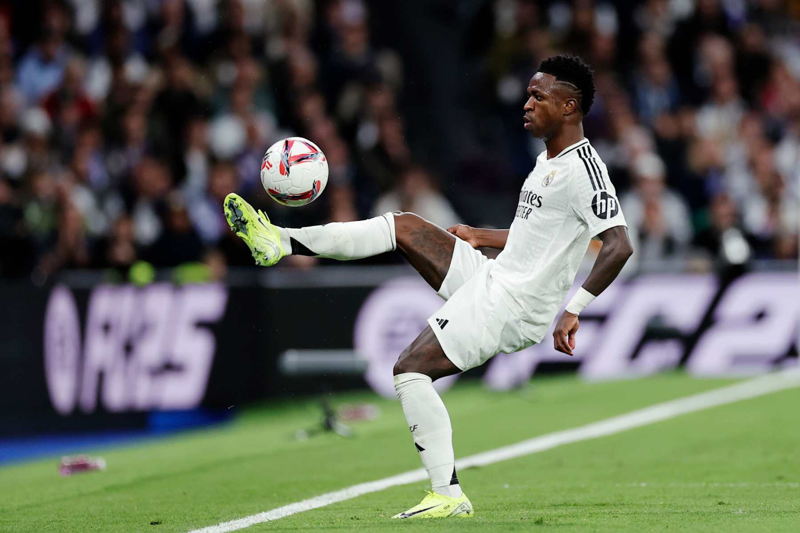 MADRID, SPAIN - OCTOBER 26: Vinicius Junior of Real Madrid  during the LaLiga EA Sports  match between Real Madrid v FC Barcelona at the Estadio Santiago Bernabeu on October 26, 2024 in Madrid Spain (Photo by Maria Gracia Jimenez/Soccrates/Getty Images)